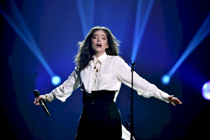 NEW YORK, NY - JANUARY 26: Recording artist Lorde performs onstage during MusiCares Person of the Year honoring Fleetwood Mac at Radio City Music Hall on January 26, 2018 in New York City. (Photo by Steven Ferdman/Getty Images)