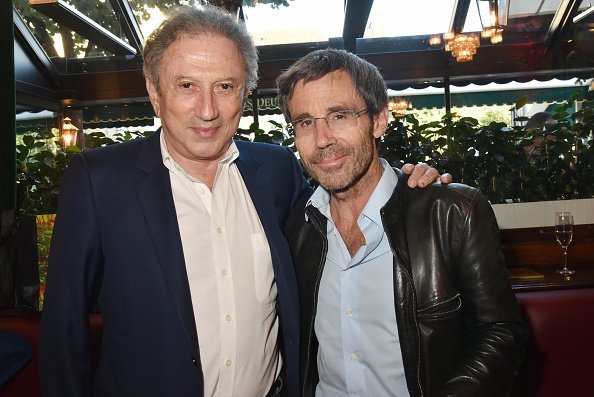Michel Drucker et David Pujadas assistent à "L'Ete Litteraire Des Deux Magots" à Paris, France. | Photo : Getty Images