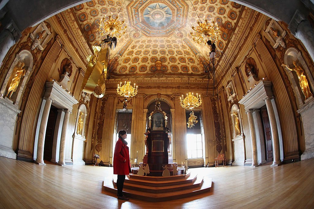 A woman admires the decor in The Cupola Room in Kensington Palace in London, England | Photo: Getty Images