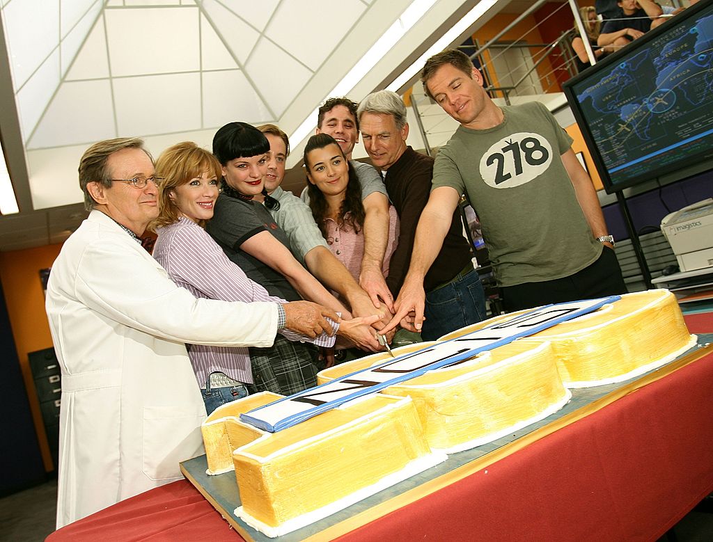 L'équipe de NCIS célébrant le 100ème épisode de la série. l Source : Getty Images L'équipe de NCIS célébrant le 100ème épisode de la série. l Source : Getty Images
