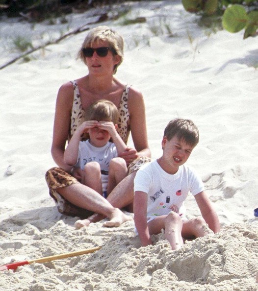 Diana, princesa de Gales, con el príncipe William y el príncipe Harry, de vacaciones en la isla Necker en el Caribe, el 11 de abril de 1990, en las Islas Vírgenes Británicas. | Foto: Getty Images