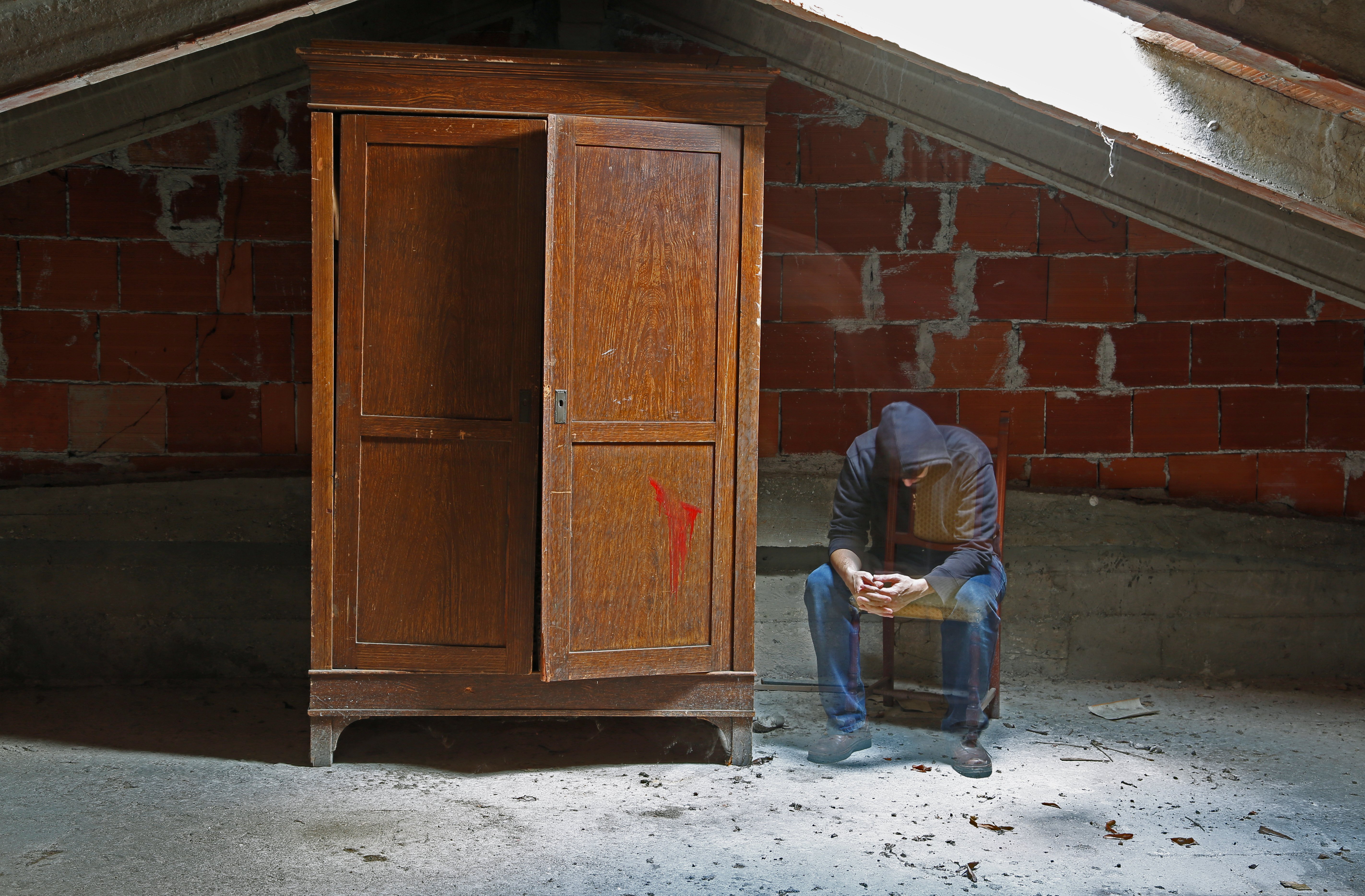 Hombre sentado junto a un armario. | Imagen: Shutterstock