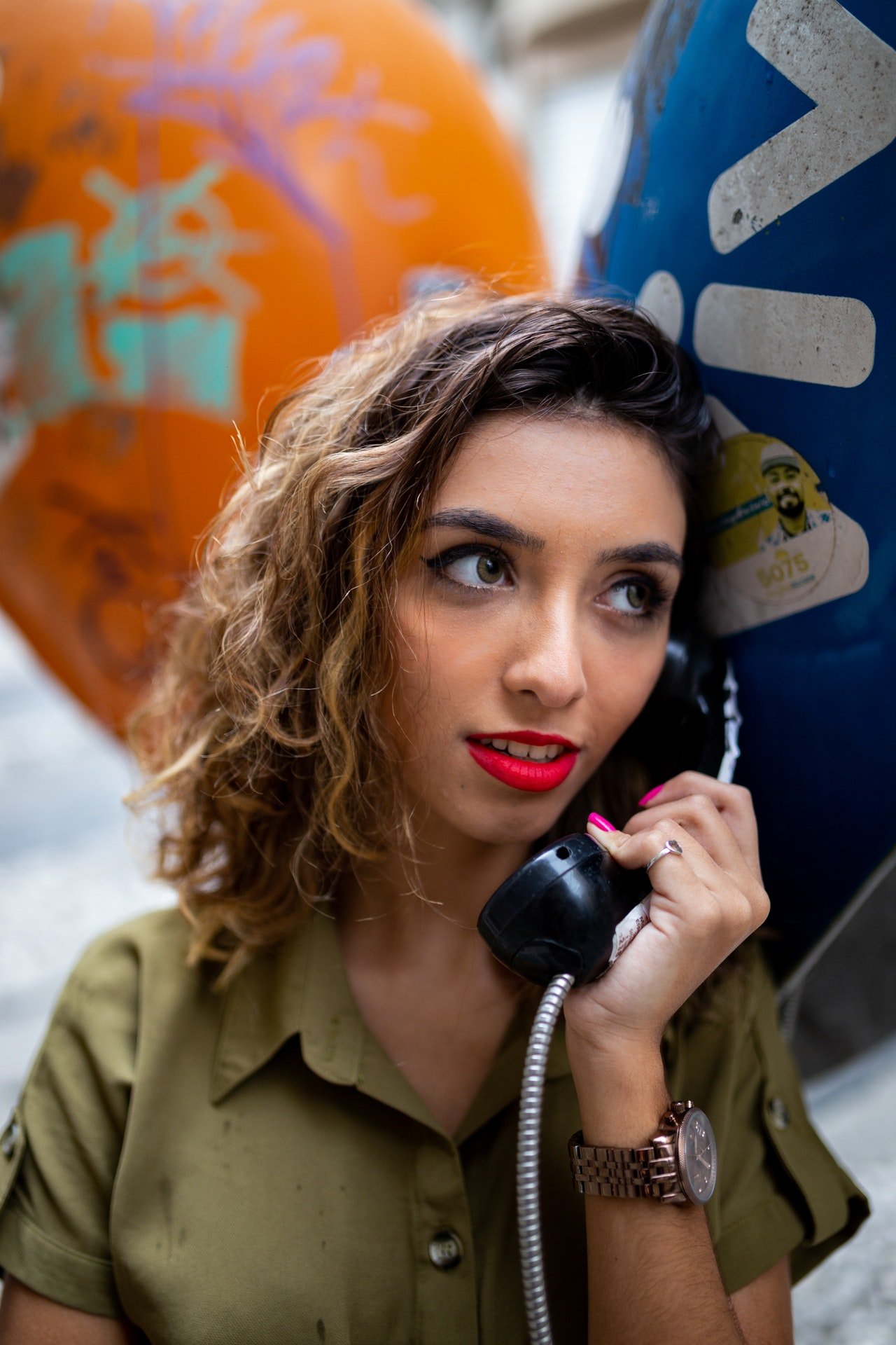 Photo of a woman holding a telephone | Photo: Pexels