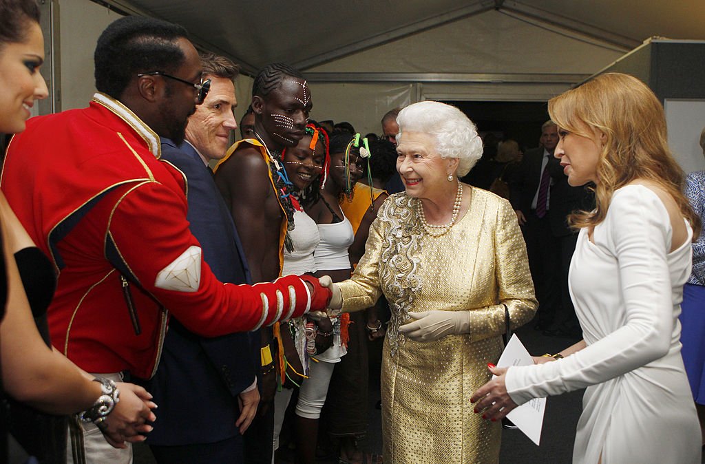  Queen Elizabeth II is introduced to Will.I.Am backstage after the Diamond Jubilee, in London, 2014. | Source: Getty Images