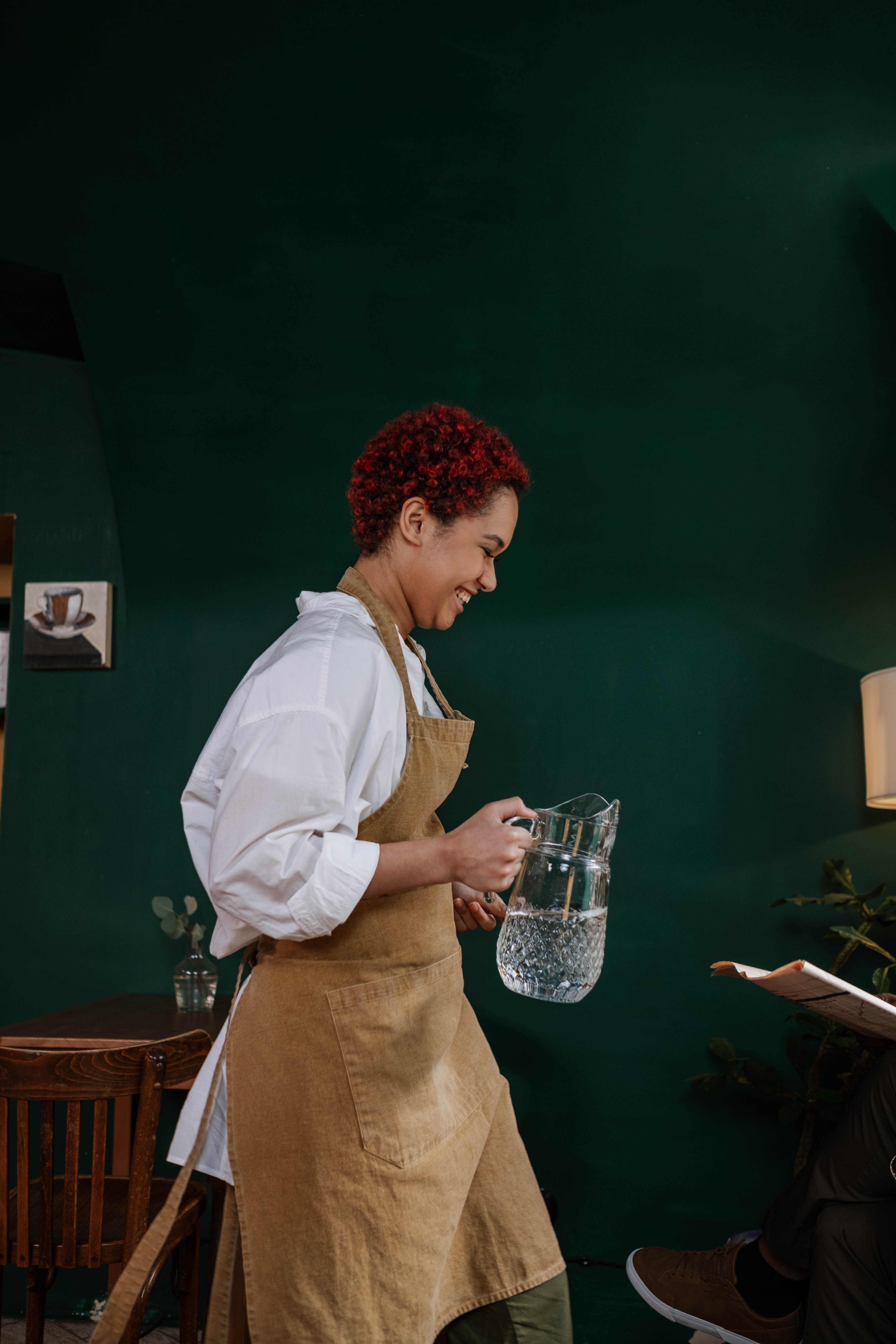 Una mesonera con una jarra de agua. | Foto: Pexels