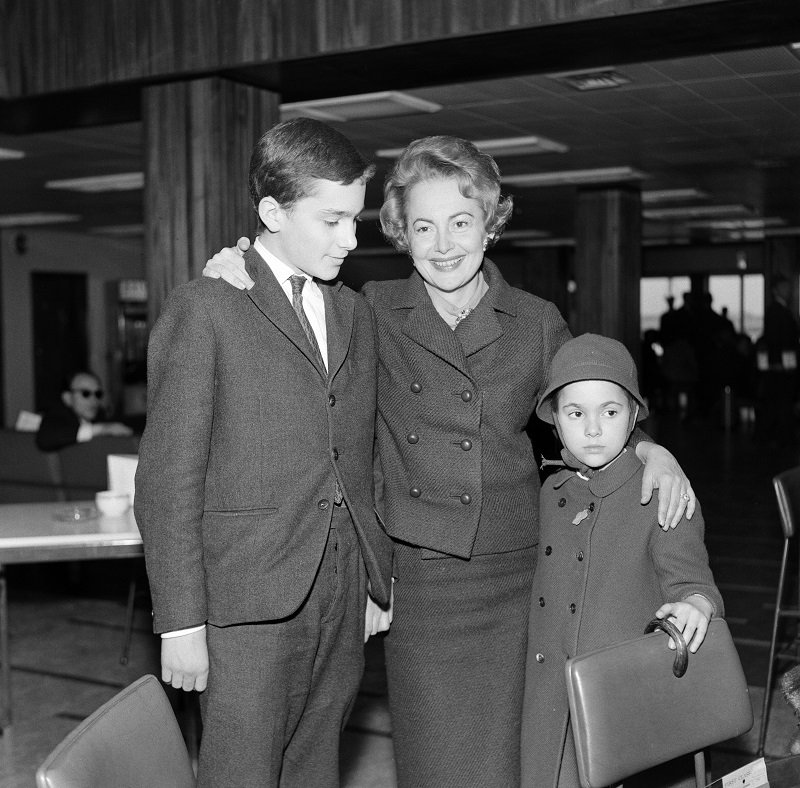 Olivia De Havilland and her children Benjamin and Gisele at London Airport on April 15, 1964 | Photo: Getty Images