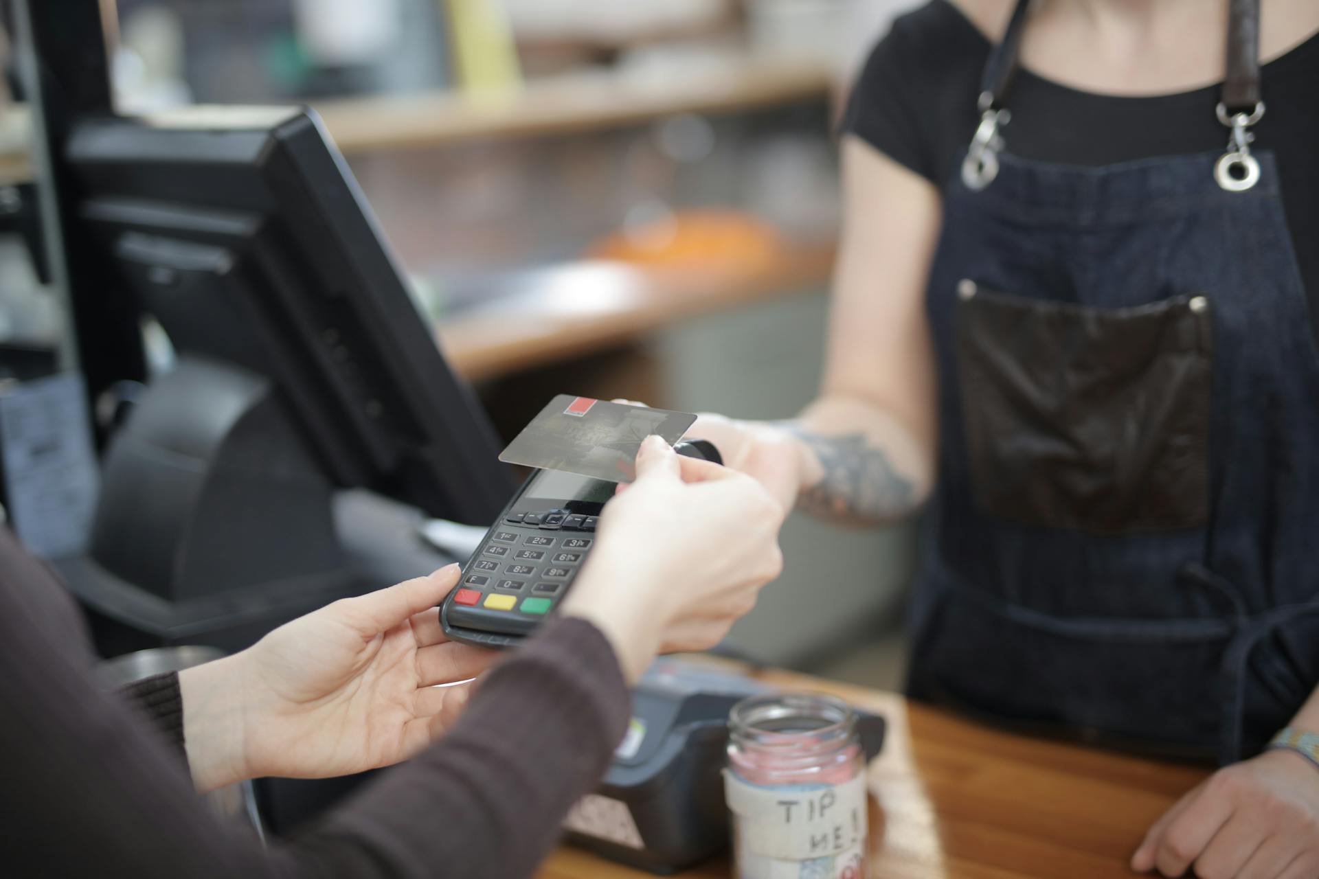 A person paying at cash register | Source: Pexels