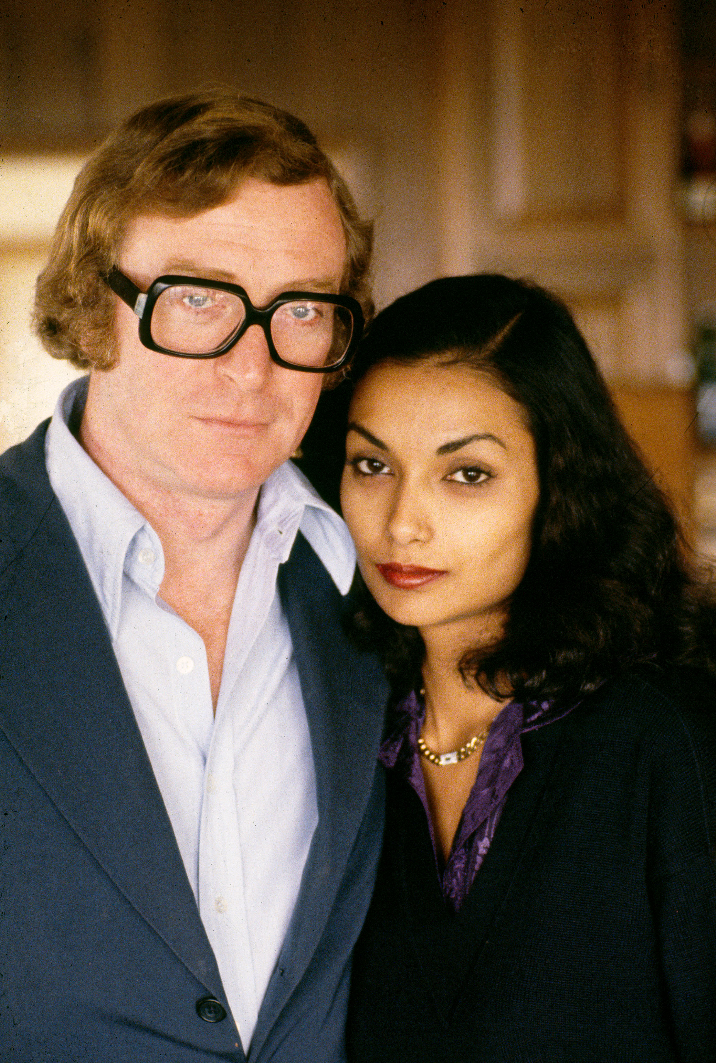 Michael Caine and Shakira Caine at their home on January 17, 1984 in Beverly Hills | Source: Getty Images