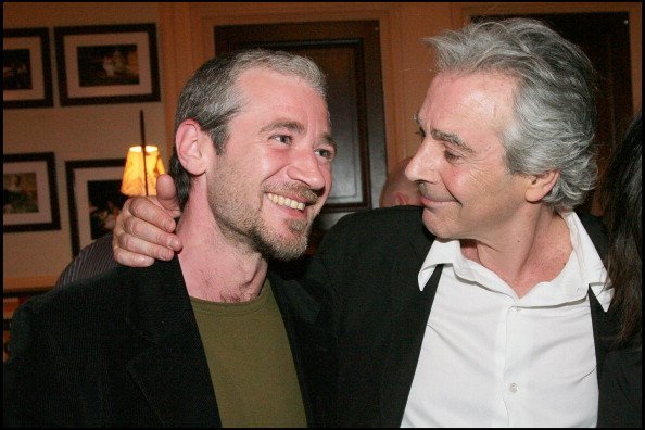 Pierre Arditi et son fils Frédéric au Théâtre Edouard Vii à Paris est diffusée par la chaîne de télévision France 2. | Photo : Getty Images Pierre Arditi et son fils Frédéric au Théâtre Edouard Vii à Paris est diffusée par la chaîne de télévision France 2. | Photo : Getty Images