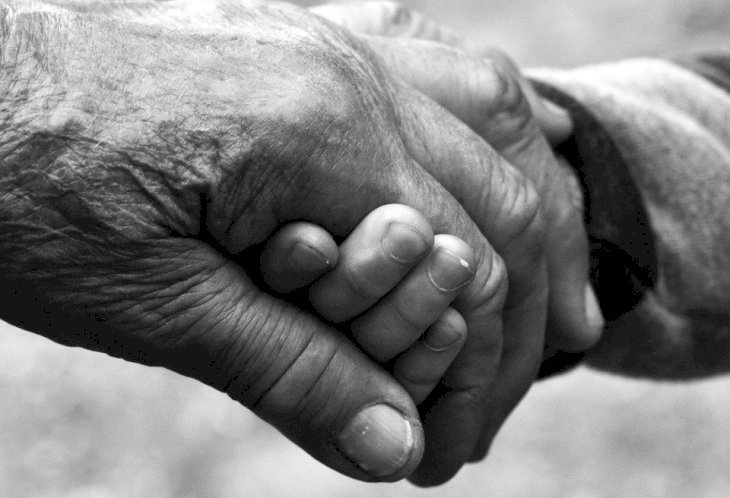 La main d'une vieille personne et celle d'un enfant. | Source : Pixabay