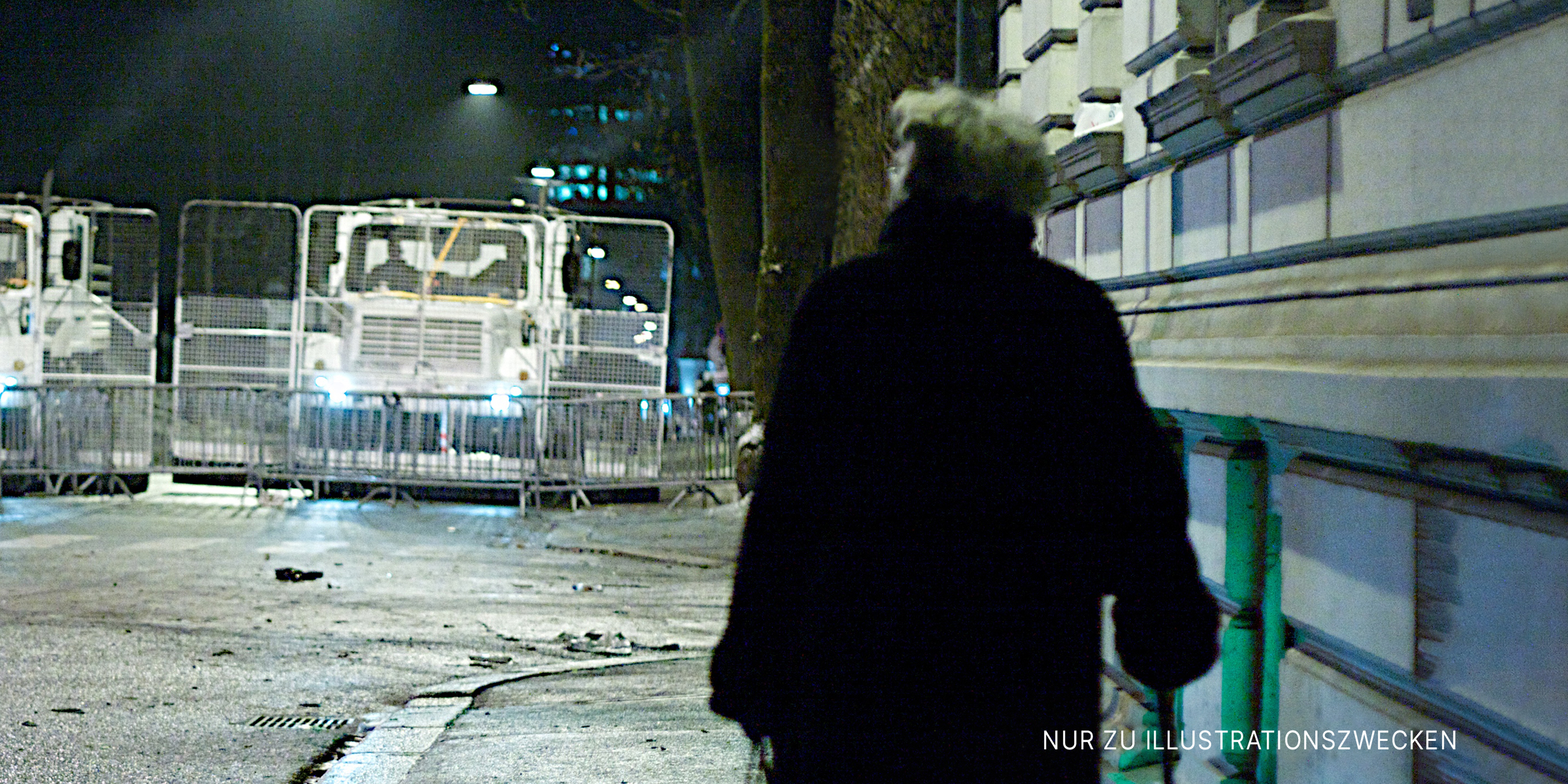 Eine Person, die nachts auf einer Straße geht | Quelle: Flickr/Egil Fujikawa Nes (CC BY 2.0)