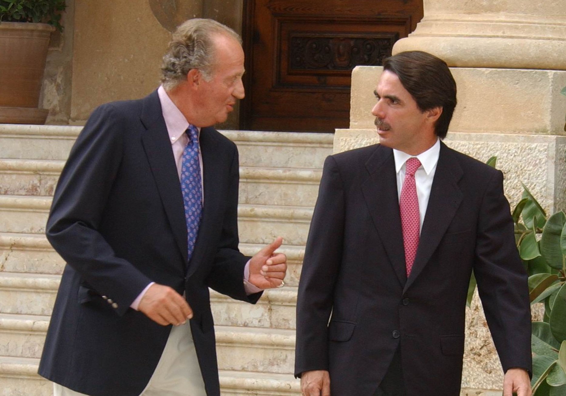 El rey Juan Carlos I y José María Aznar en el Palacio de Marivent, el 05 de agosto de 2002 en Palma de Mallorca, España. | Foto: Getty Images