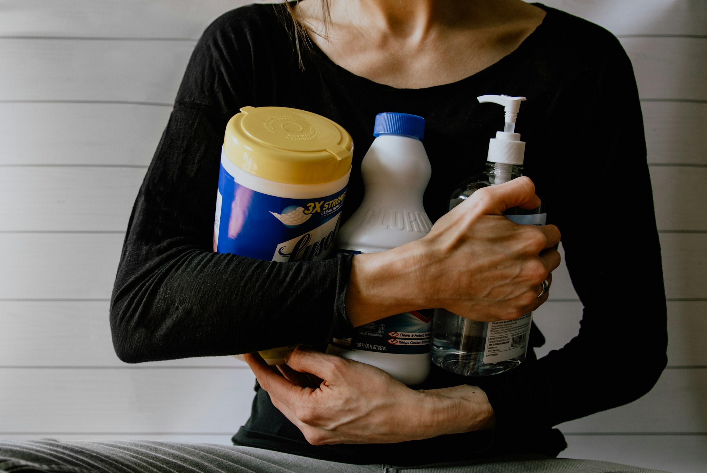 A person holding cleaning supplies | Source: Pexels