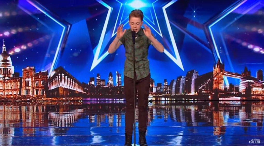 Kerr James singing on "Britain's Got Talent" in May 2019 | Photo: YouTube/ Britain's Got Talent