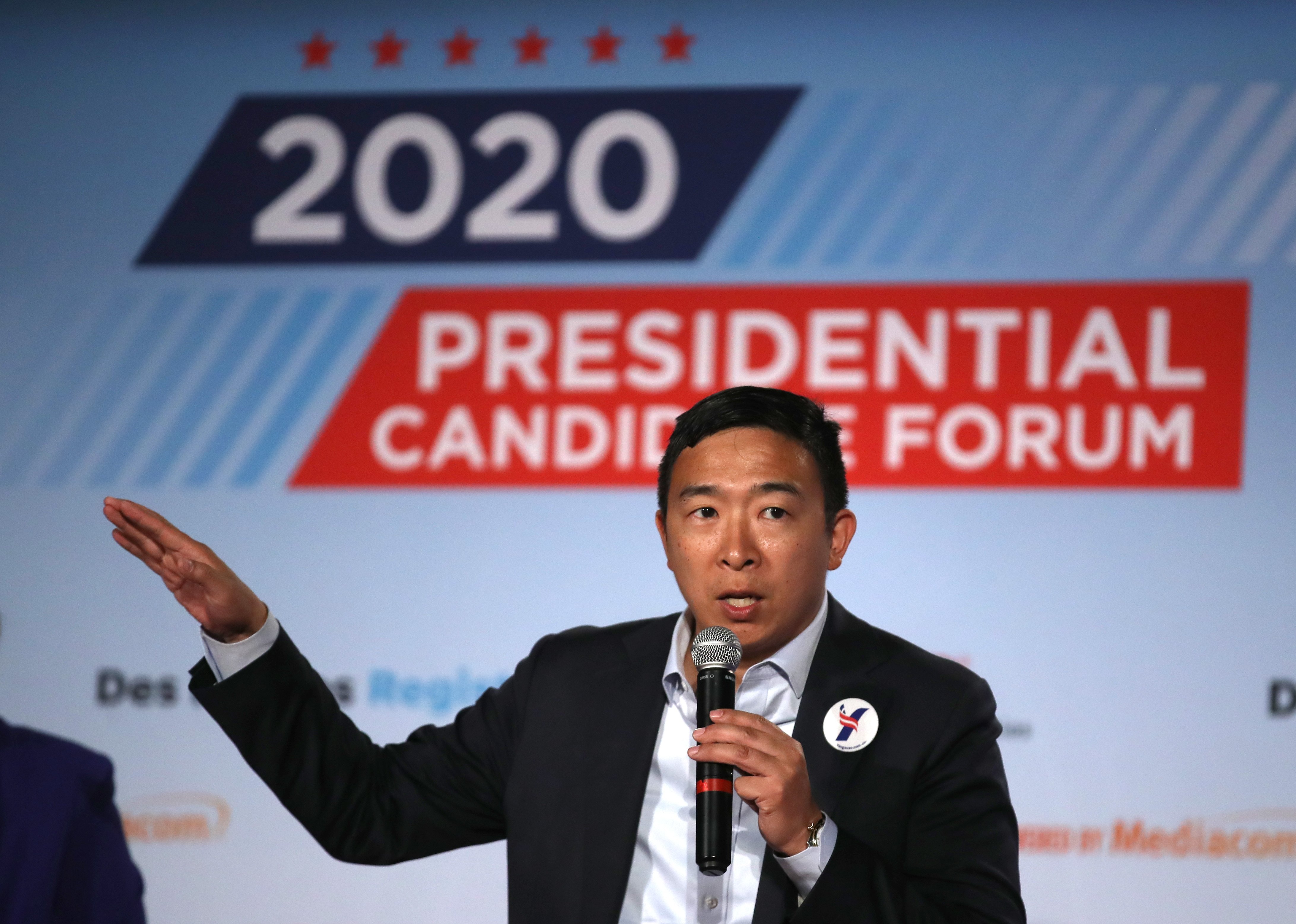 Andrew Yang participa en el Foro de Candidatos Presidenciales organizado por el diario The Des Moines Register y la AARP, el 19 de julio en Sioux City, Iowa | Fuente: Getty Images Andrew Yang participa en el Foro de Candidatos Presidenciales organizado por el diario The Des Moines Register y la AARP, el 19 de julio en Sioux City, Iowa | Fuente: Getty Images