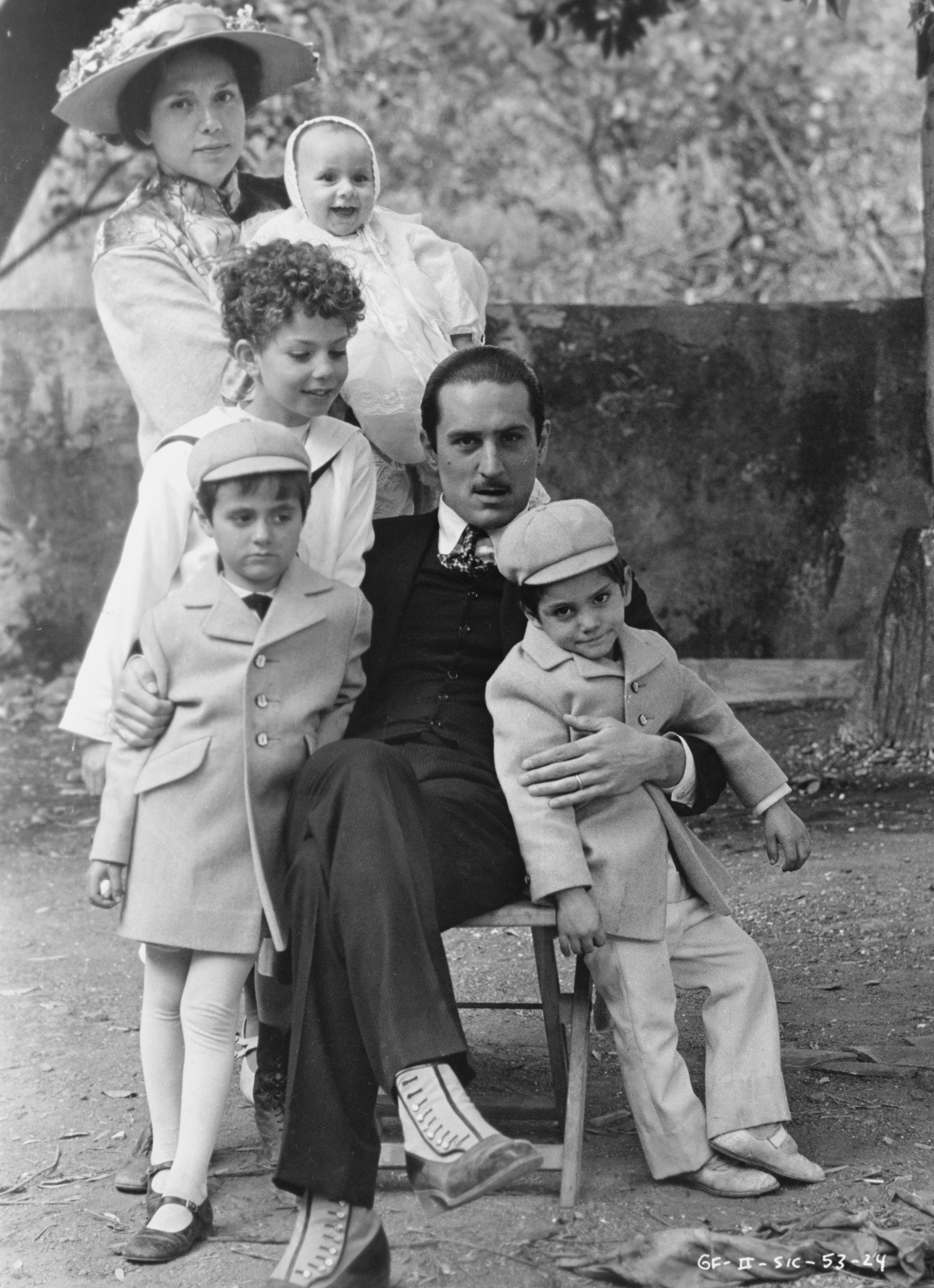 Robert De Niro as Vito Corleone as he poses with his wife Carmella, played by Francesca De Sapio, and their four children in "The Godfather: Part II" | Source: Getty Images