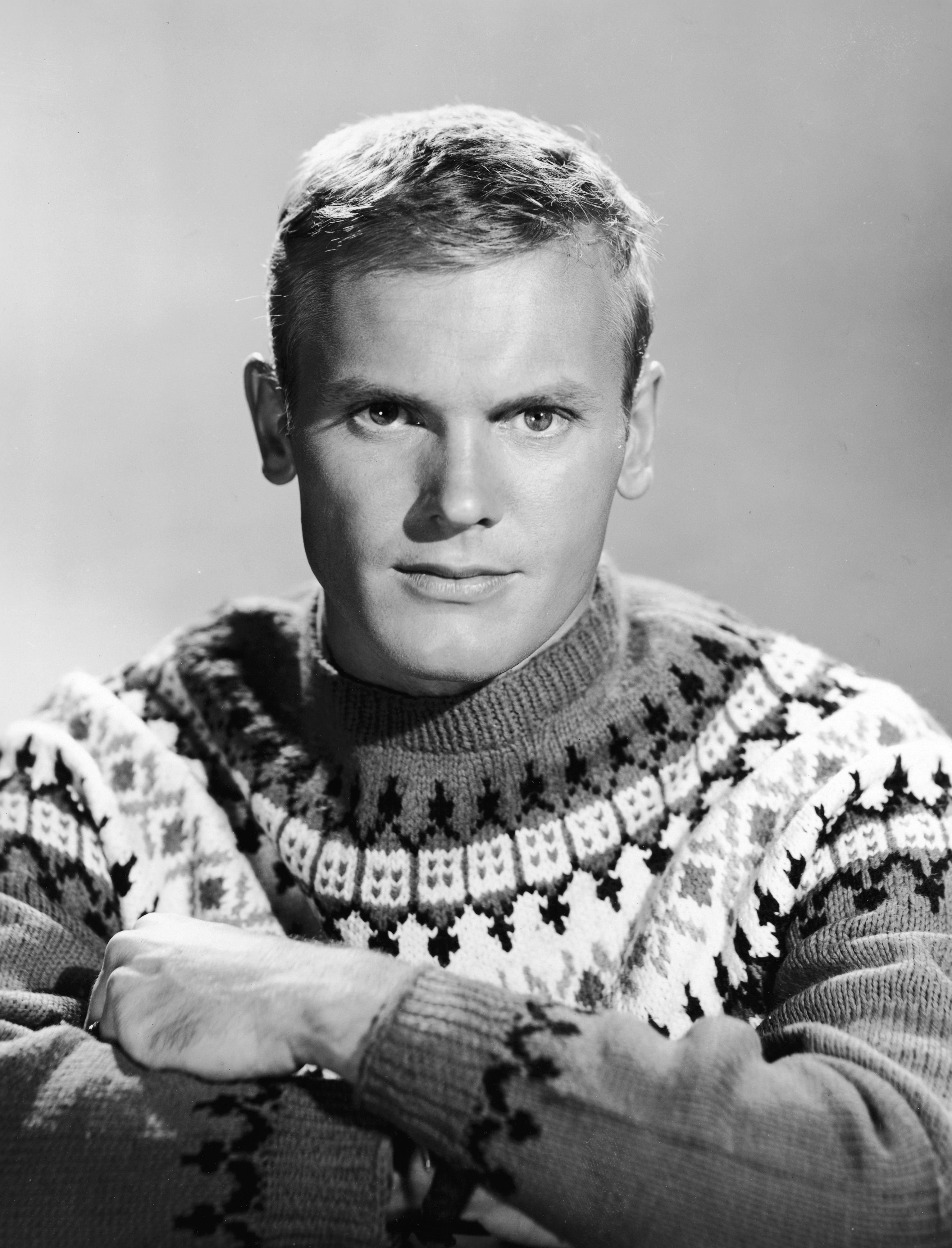  Tab Hunter wearing a ski sweater in a promotional portrait for "The Tab Hunter Show" in 1960. | Photo: Getty Images