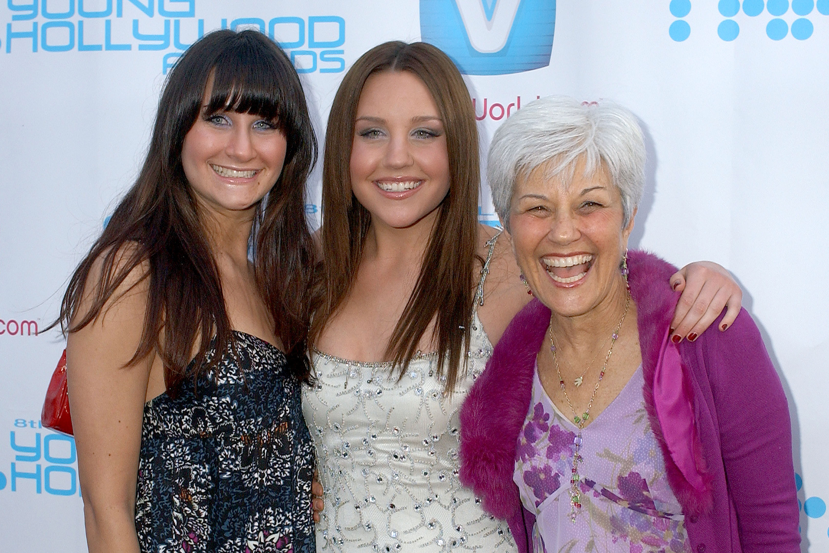 Amanda Bynes with sister Jilian and their mom at the Movieline's Hollywood Life 8th Annual Young Hollywood Awards on April 30, 2006. | Source: Getty Images
