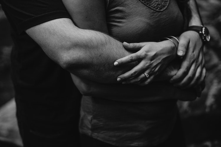 Un couple qui se tient dans le bras | Photo : Unsplash Un couple qui se tient dans le bras | Photo : Unsplash
