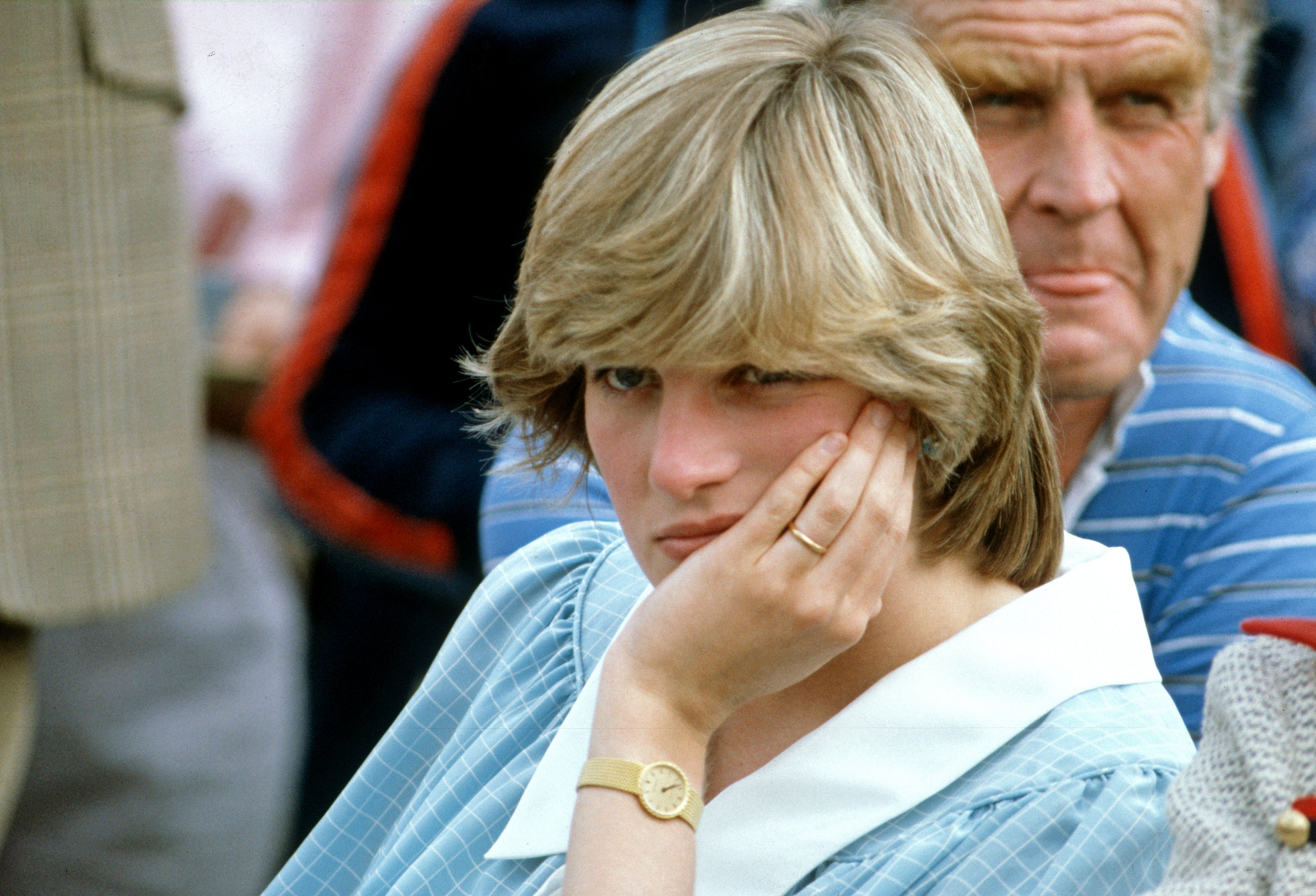 Diana, Prinzessin von Wales, trägt ein Umstandskleid, als sie mit Prinz William schwanger ist, während eines Polospiels am 15. Mai 1982 in Hampshire, Vereinigtes Königreich. | Quelle: Getty Images