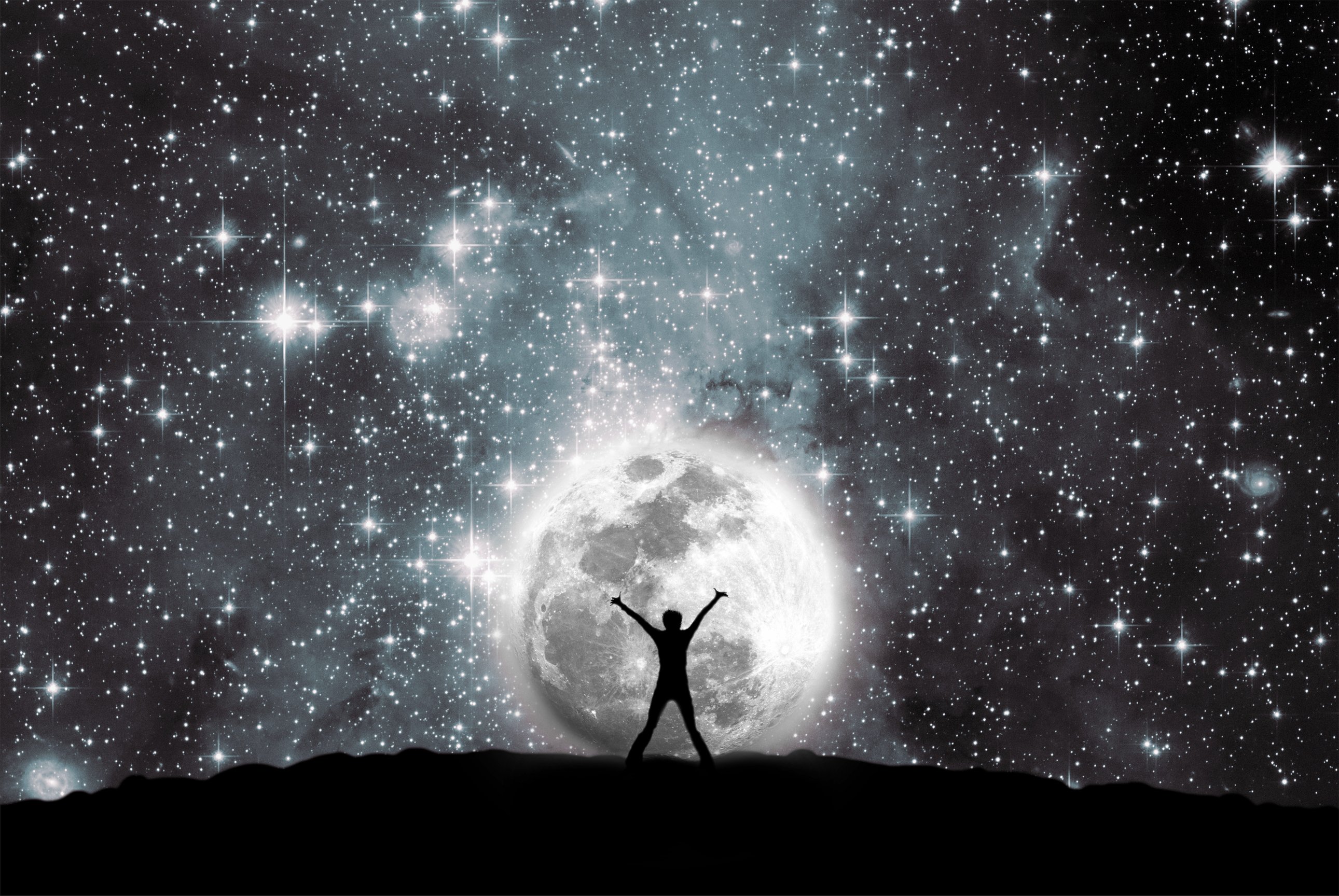 Silueta de hombre a contraluz contra la Luna y noche estrellada || Fuente: Shutterstock Silueta de hombre a contraluz contra la Luna y noche estrellada || Fuente: Shutterstock