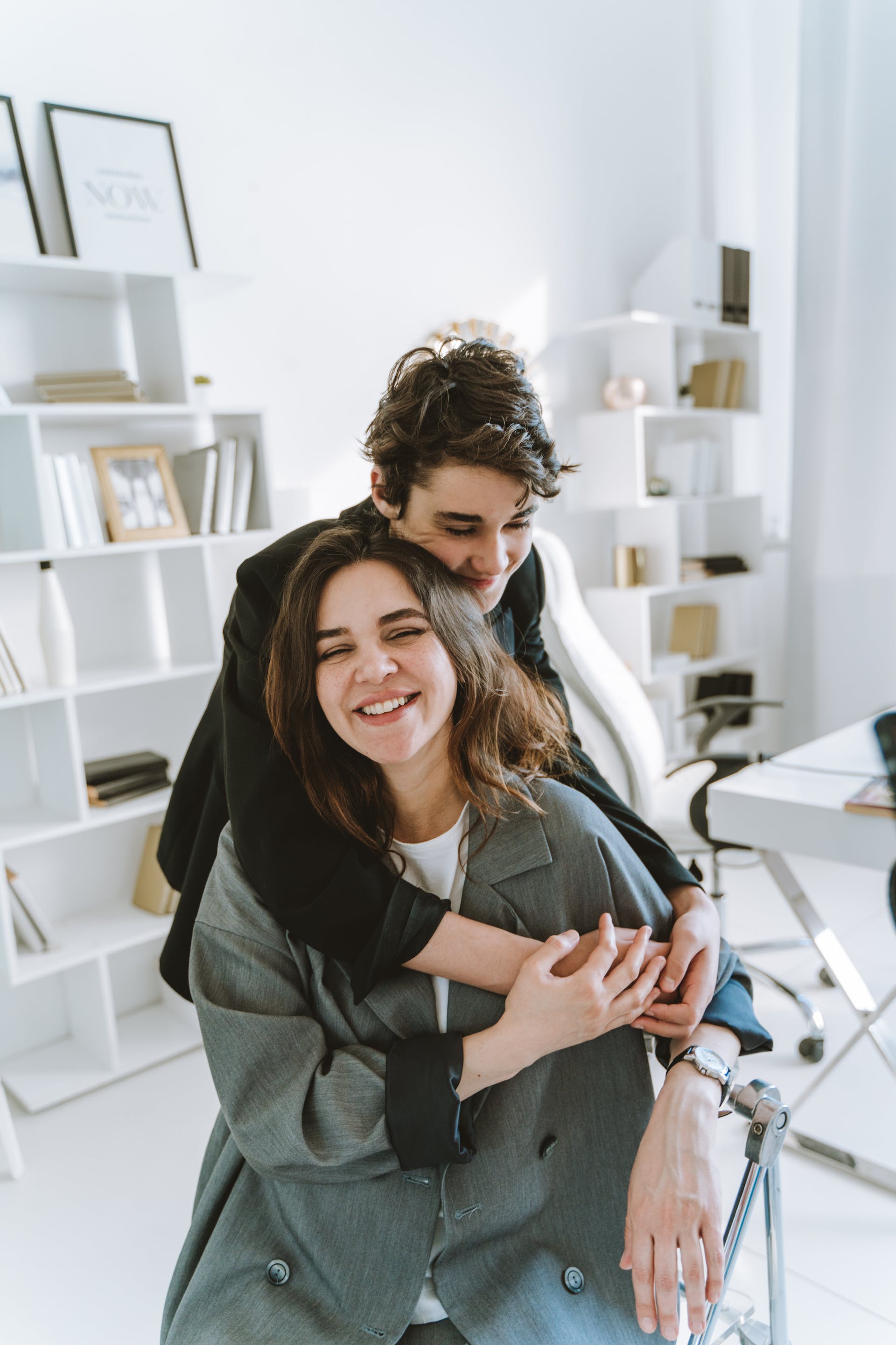 Teenage son hugging mother | Source: Pexels