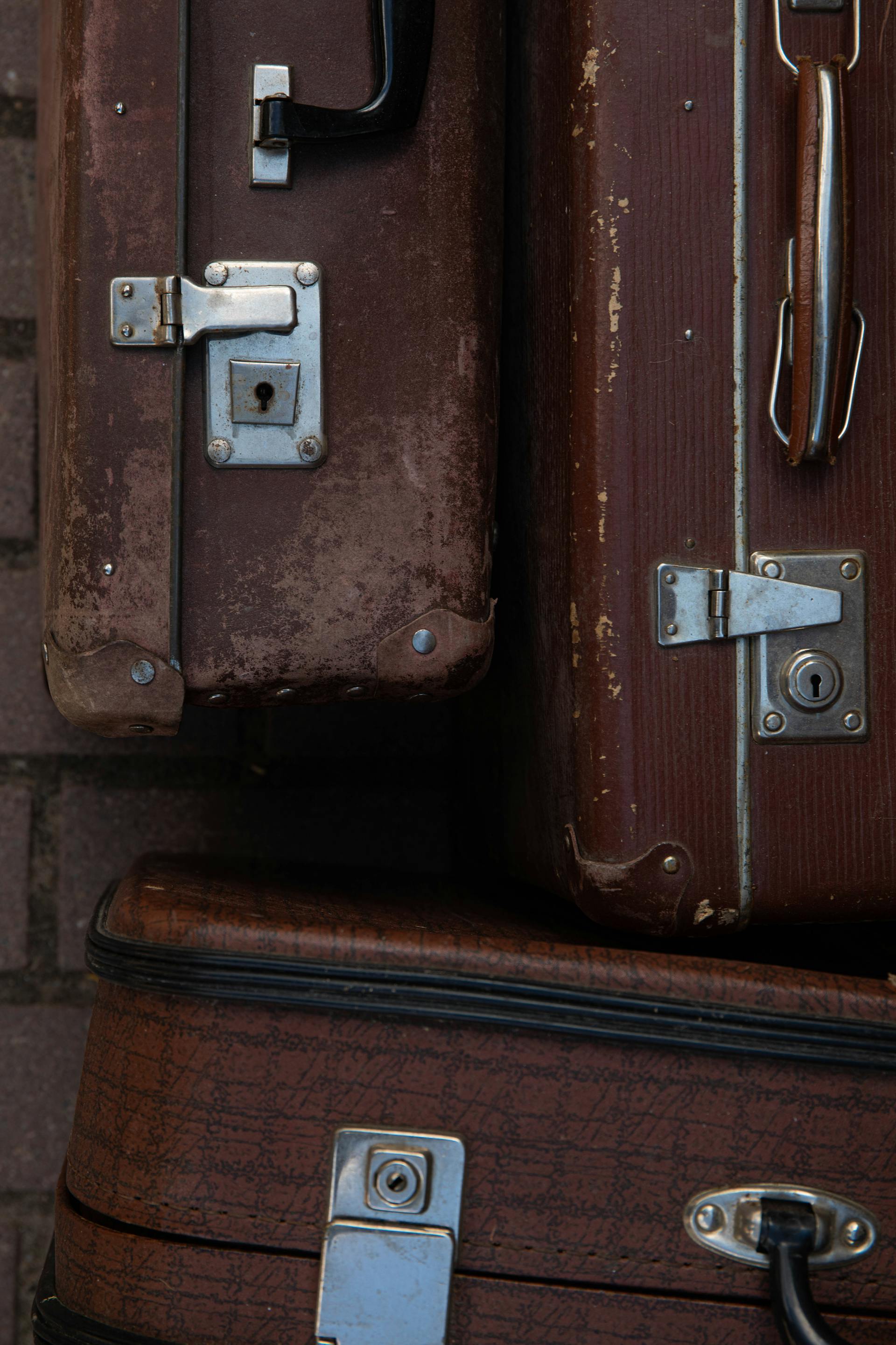 Several old and worn-out suitcases | Source: Pexels