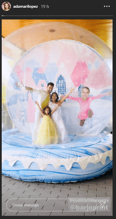 Toni y Adamari posan con su hija Alaïa dentro de un globo de nieve en su cumpleaños | Foto captura: Instagram.com/stories/adamarilopez