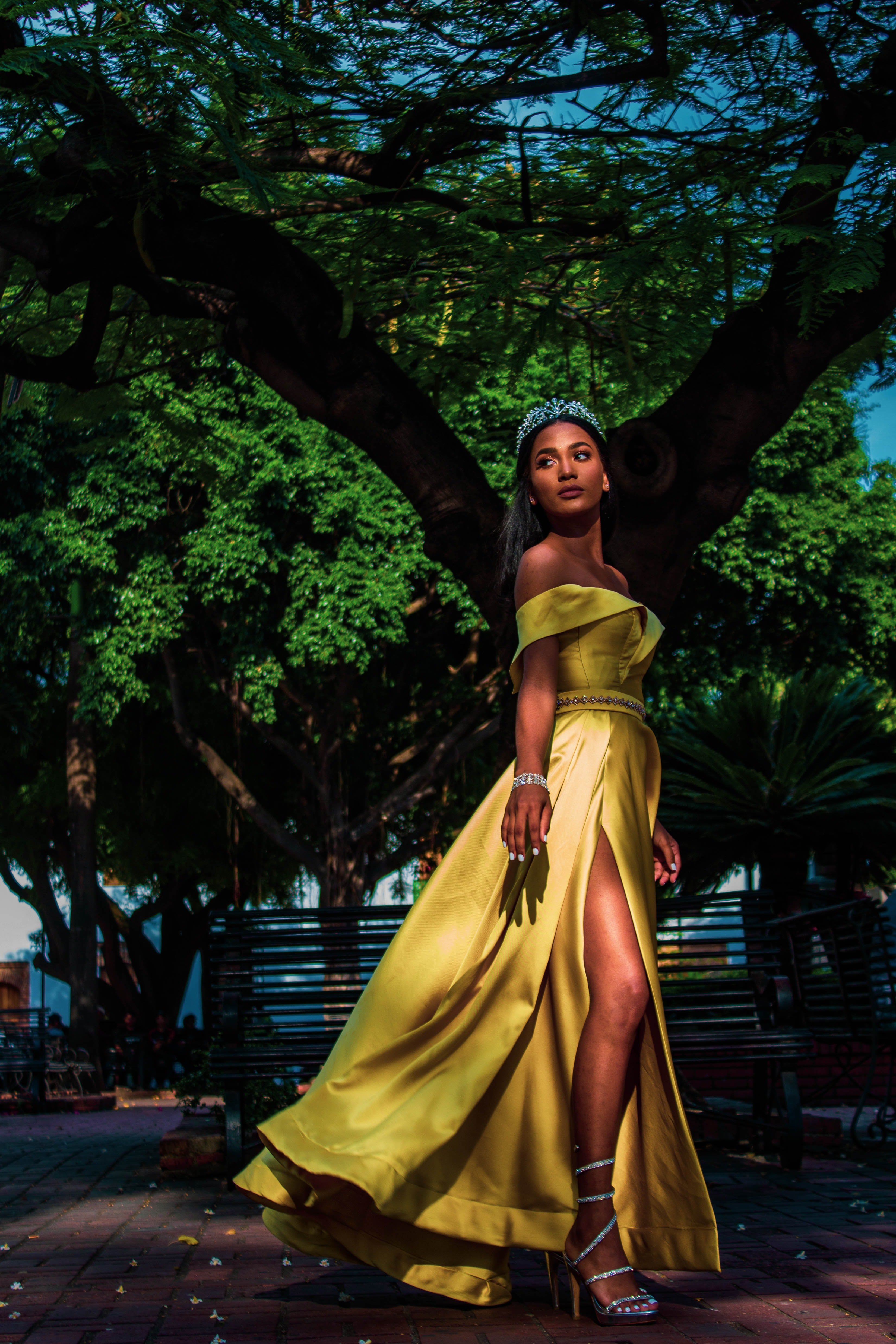 Une jeune femme portant une robe dorée. l Source : Unsplash