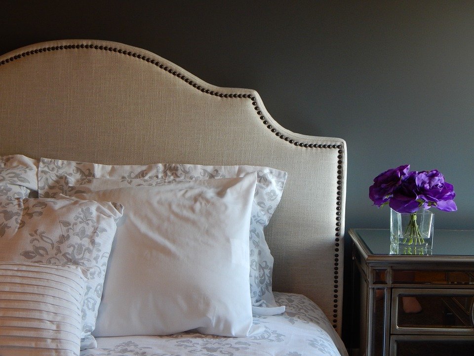 Un lit dans une chambre. | Photo : Pixabay