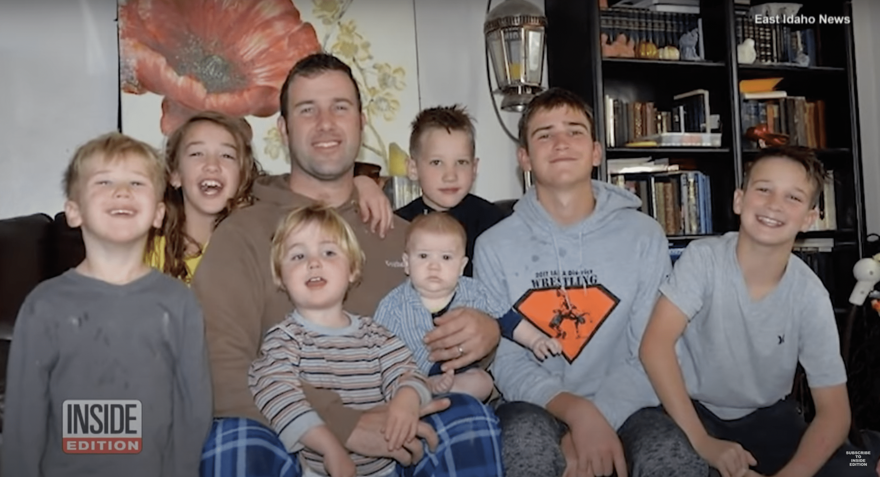Dakota Nelson mit seinen sieben Kindern. | Quelle: YouTube.com/Inside Edition