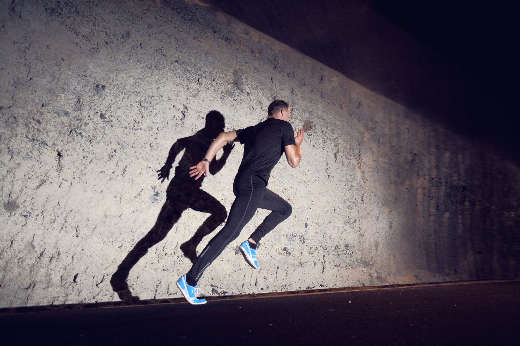 Foto eines Mannes, der bei Nacht sprintet | Quelle: Getty Images