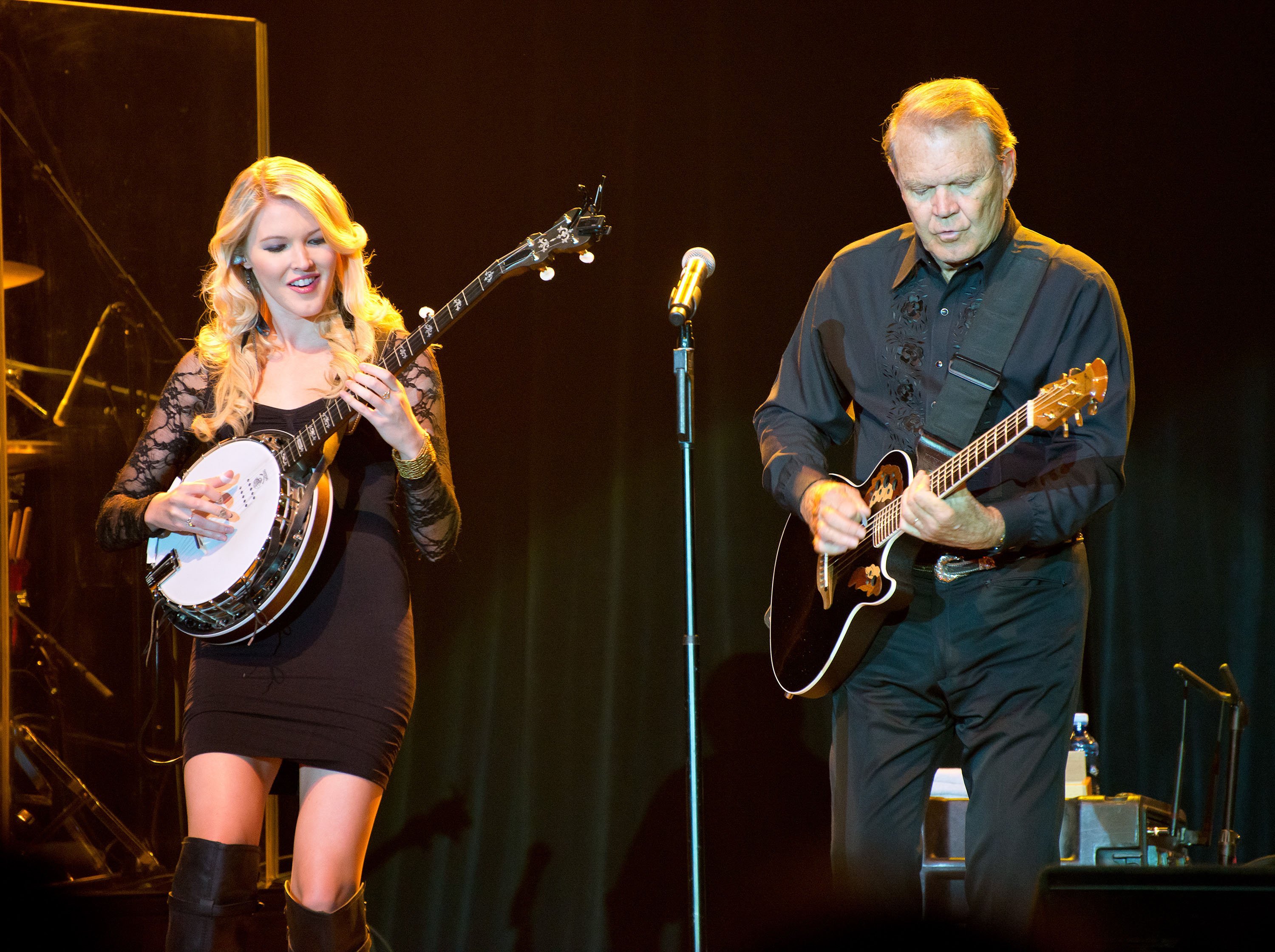 Glen Campbell on stage with he & Kim’s daughter Ashley during his Goodbye Tour in Albuquerque, New Mexico on July 29, 2012. |Photo: Getty Images