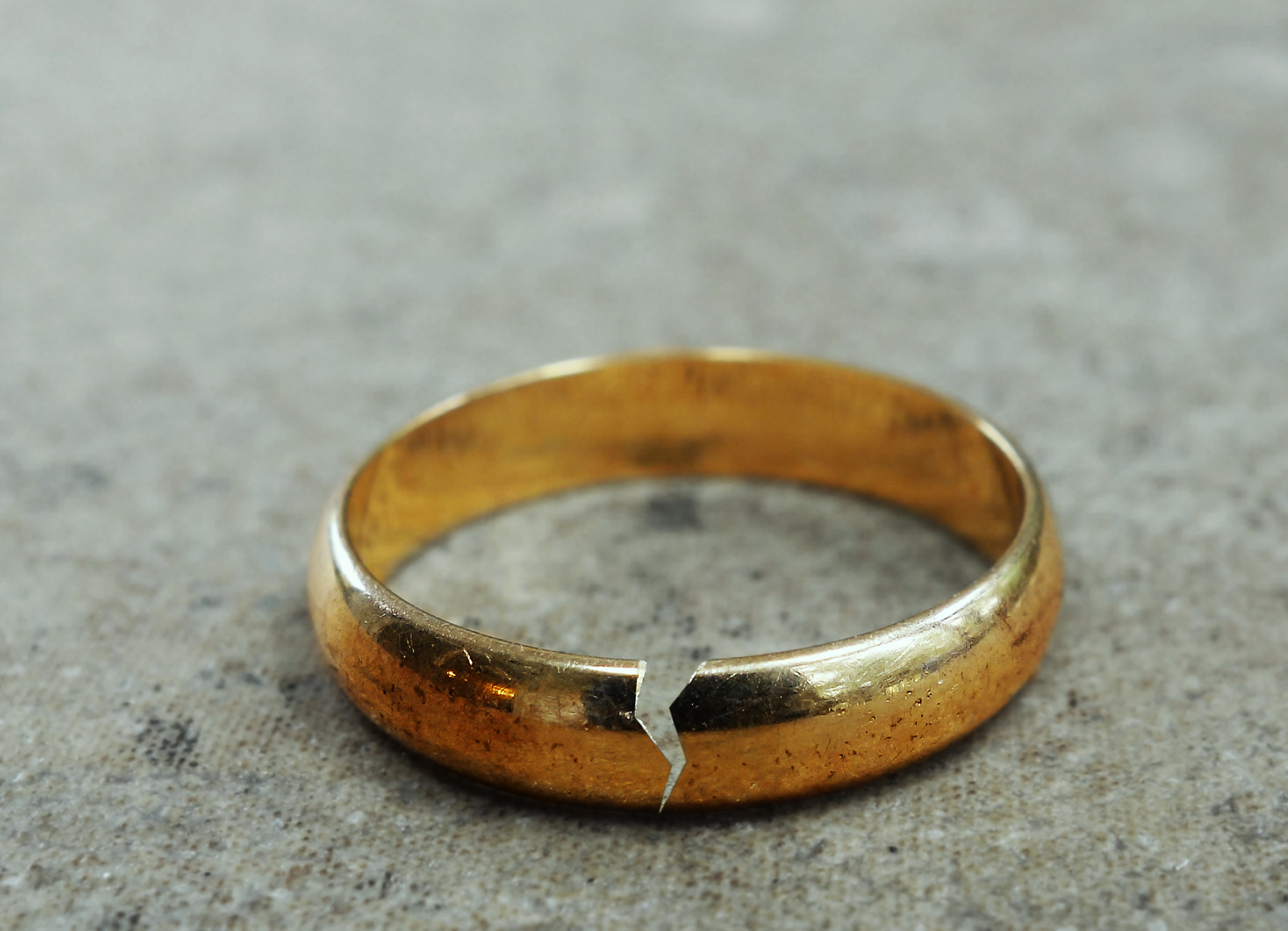 A cracked gold wedding ring | Source: Shutterstock