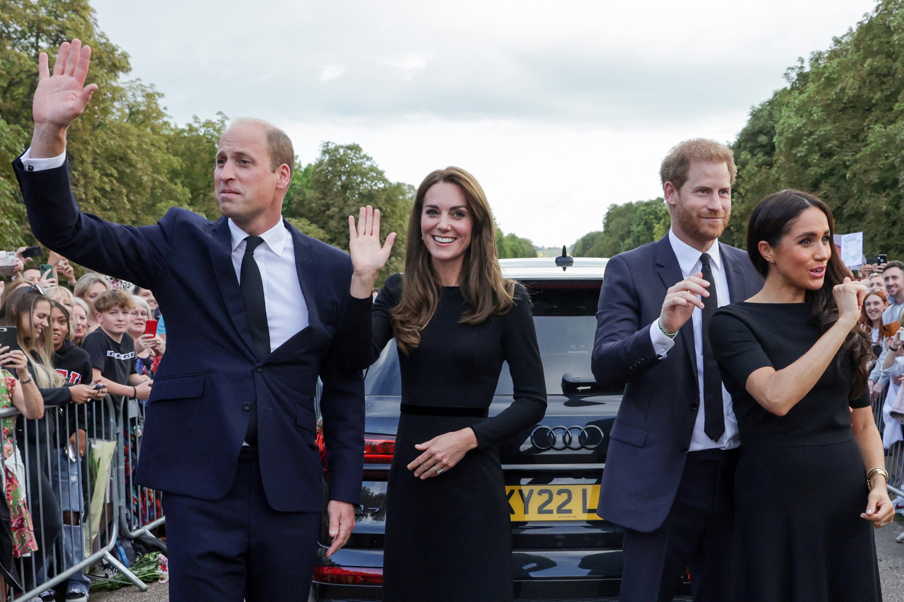 Der britische Prinz William, Prinz von Wales, Catherine, Prinzessin von Wales, Prinz Harry, Herzog von Sussex, und Meghan, Herzogin von Sussex, winken am 10. September 2022 auf dem Long Walk auf Schloss Windsor den Gratulanten zu. | Quelle: Getty Images