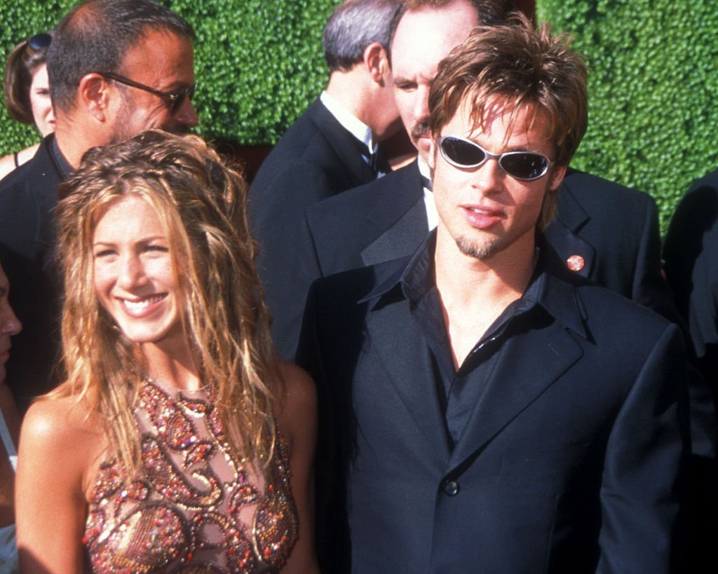 Jennifer Aniston et Brad Pitt lors de leur première apparition durant les Emmy Awards de 1999. l Source : Getty Images