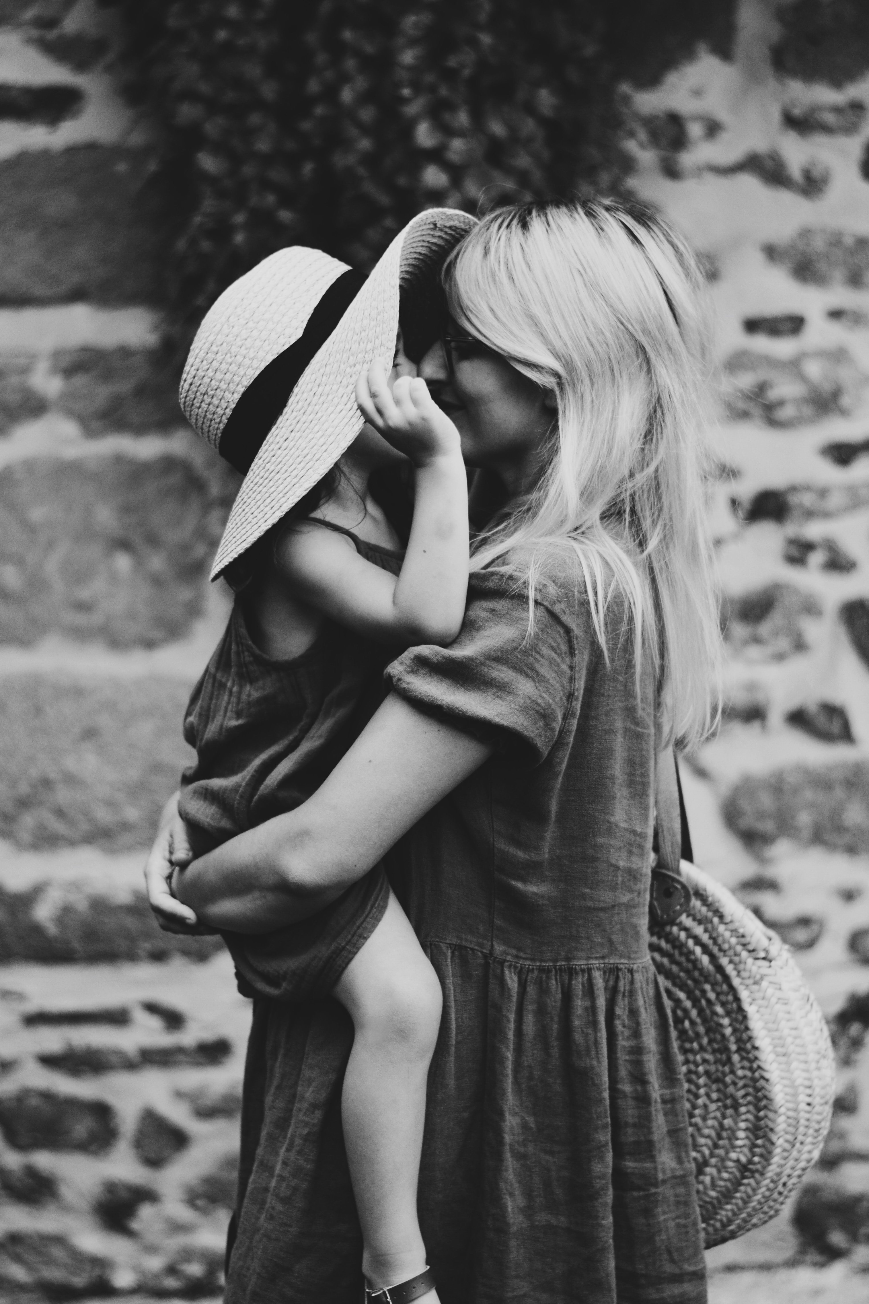 A monochrome picture of a mother and daughter. | Source: Unsplash