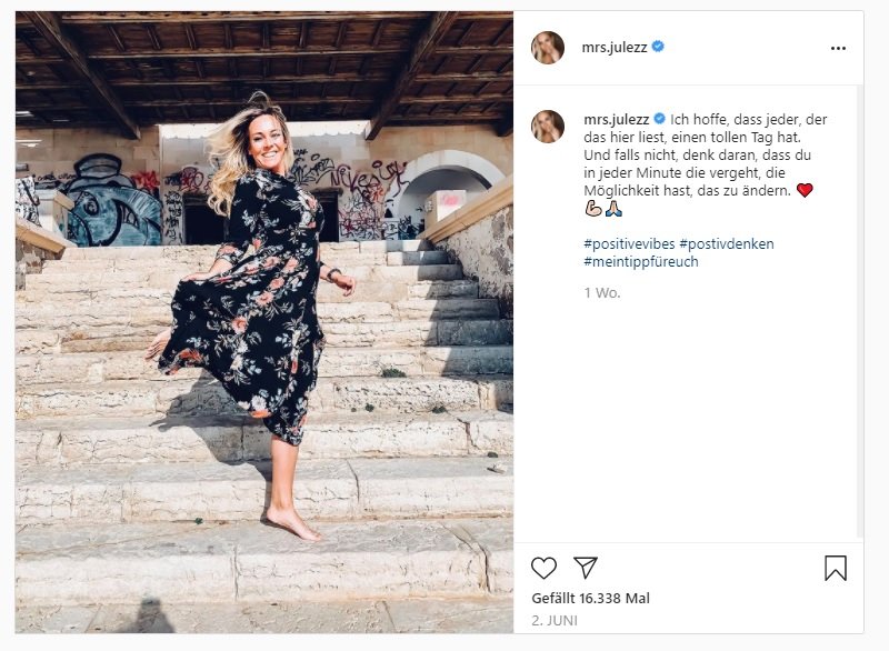 Julia Holz posiert auf einer Treppe für die Kamera | Quelle: Instagram / mrs.julezz