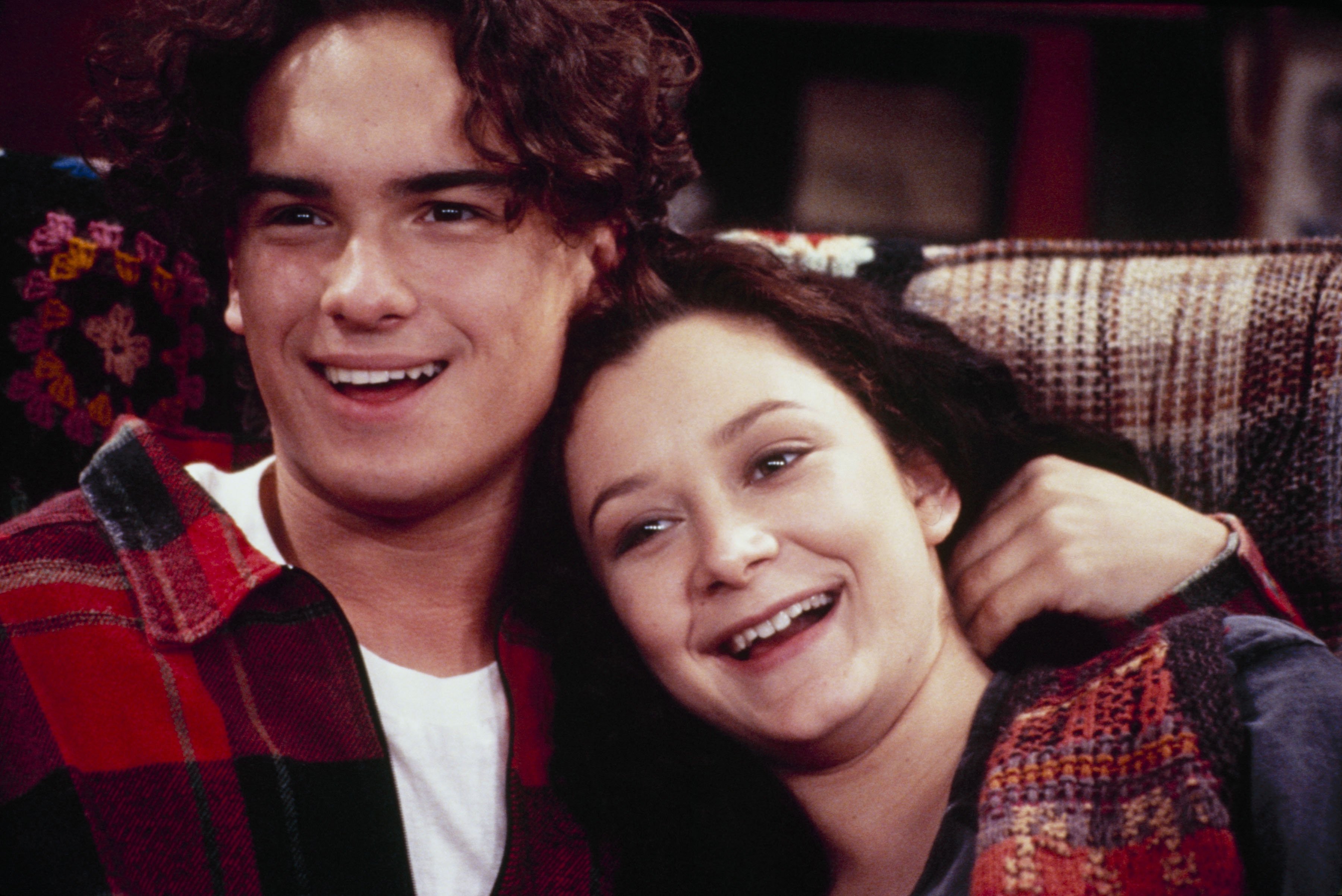 Picture of Sara Gilbert and Johnny Galecki in a scene of an episode of TV show, ROSEANNE which aired on September 28, 1993 | Source: Getty Images