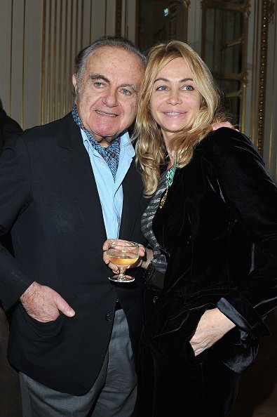 Emmanuelle Beart pose avec son père Guy Beart après avoir été honorée Officier des Arts et des Lettres au Ministère de la Culture à Paris, France. Photo : Getty Images