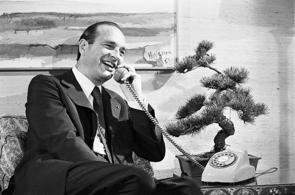 Le 1er ministre Jacques Chirac au téléphone à l'Ambassade de France. | Photo : Getty Images