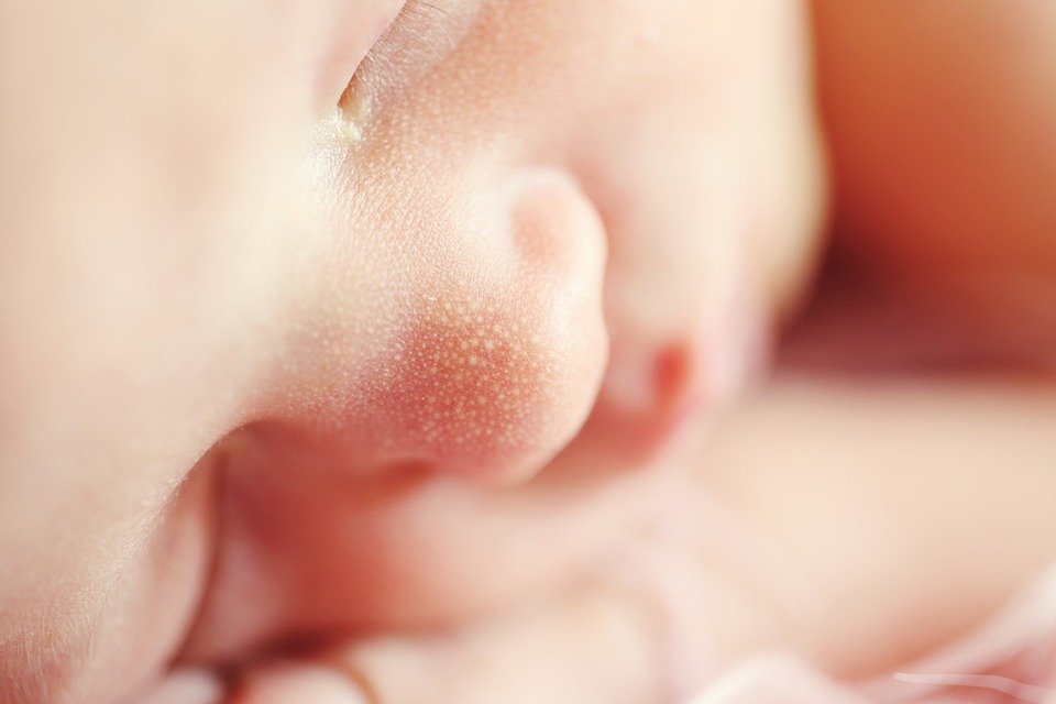 A closer shot of the a sleeping baby. | Photo: pixabay.com