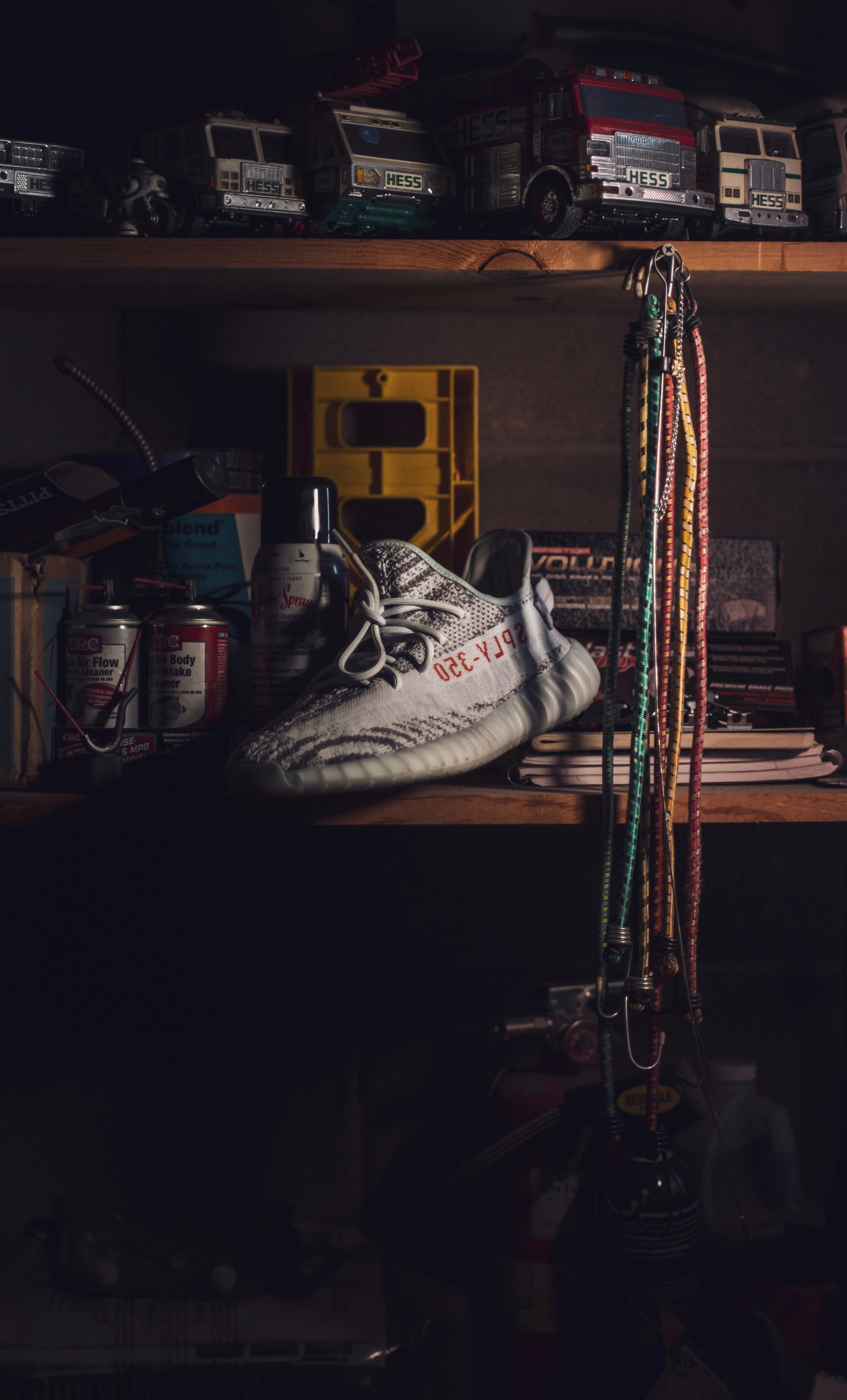 Calzado en un garaje. | Foto: Pexels