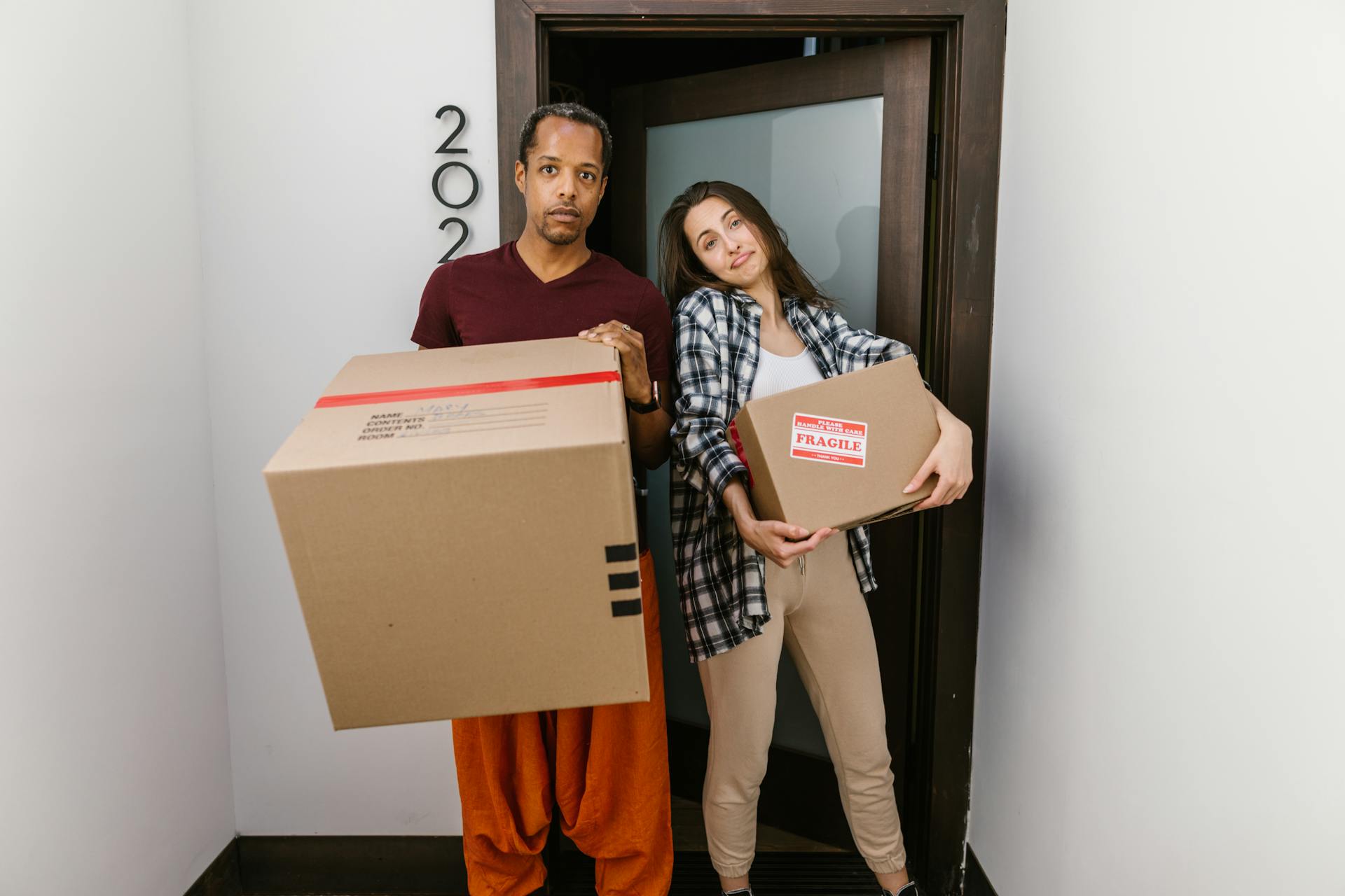 A couple moving into an apartment | Source: Pexels