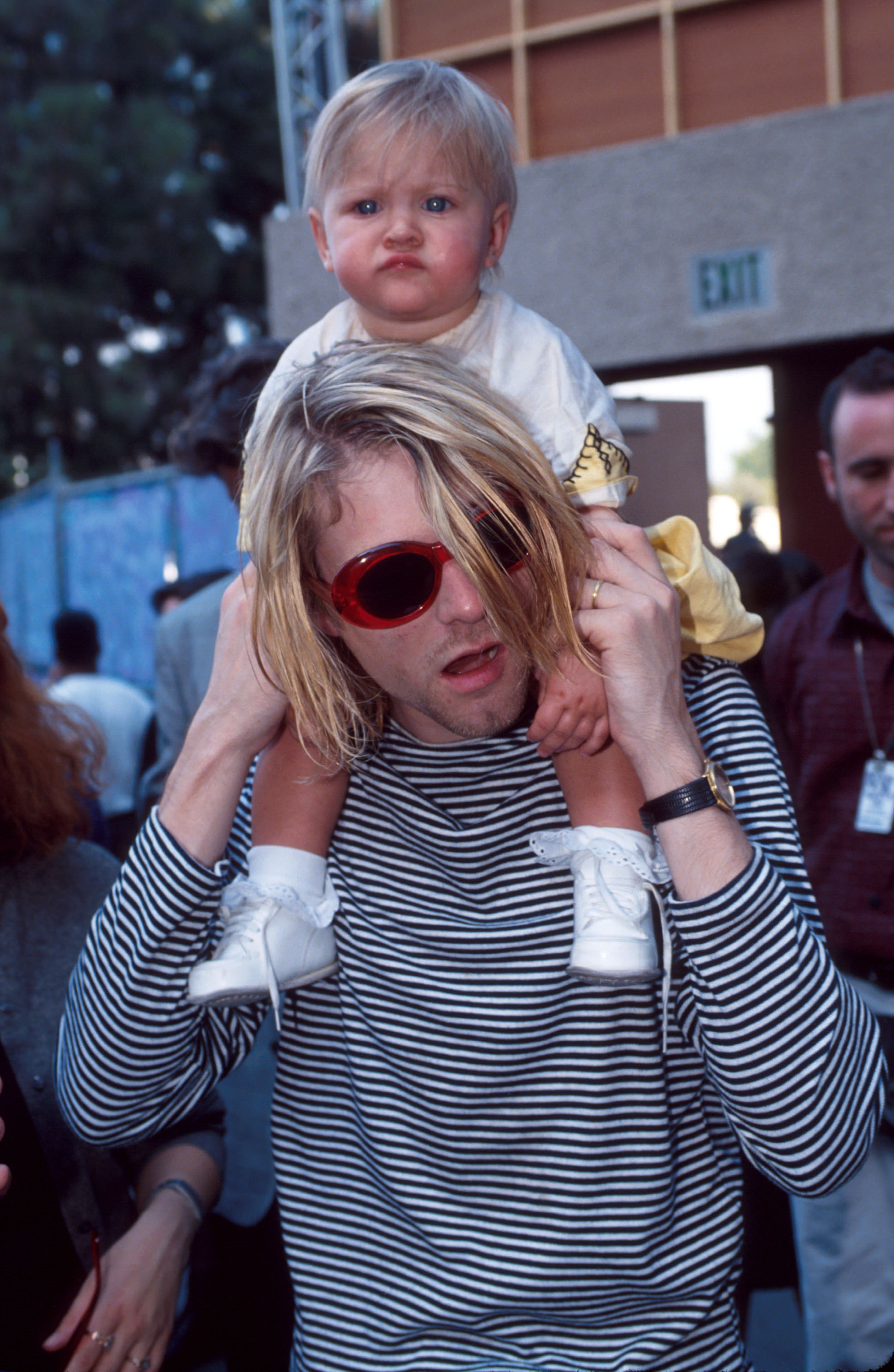 The late iconic rocker and his baby daughter at the 10th Annual MTV Video Music Awards in Los Angeles, California on September 2, 1993 | Source: Getty Images