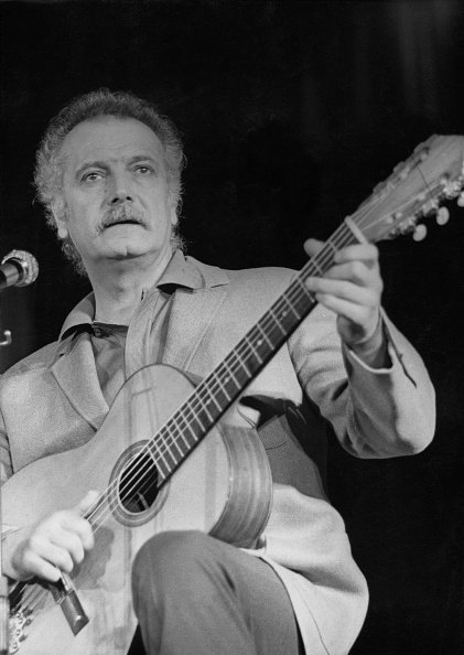 Georges Brassens (1921 - 1981) en concert le 20 janvier 1972 | Photo : Getty Images Georges Brassens (1921 - 1981) en concert le 20 janvier 1972 | Photo : Getty Images