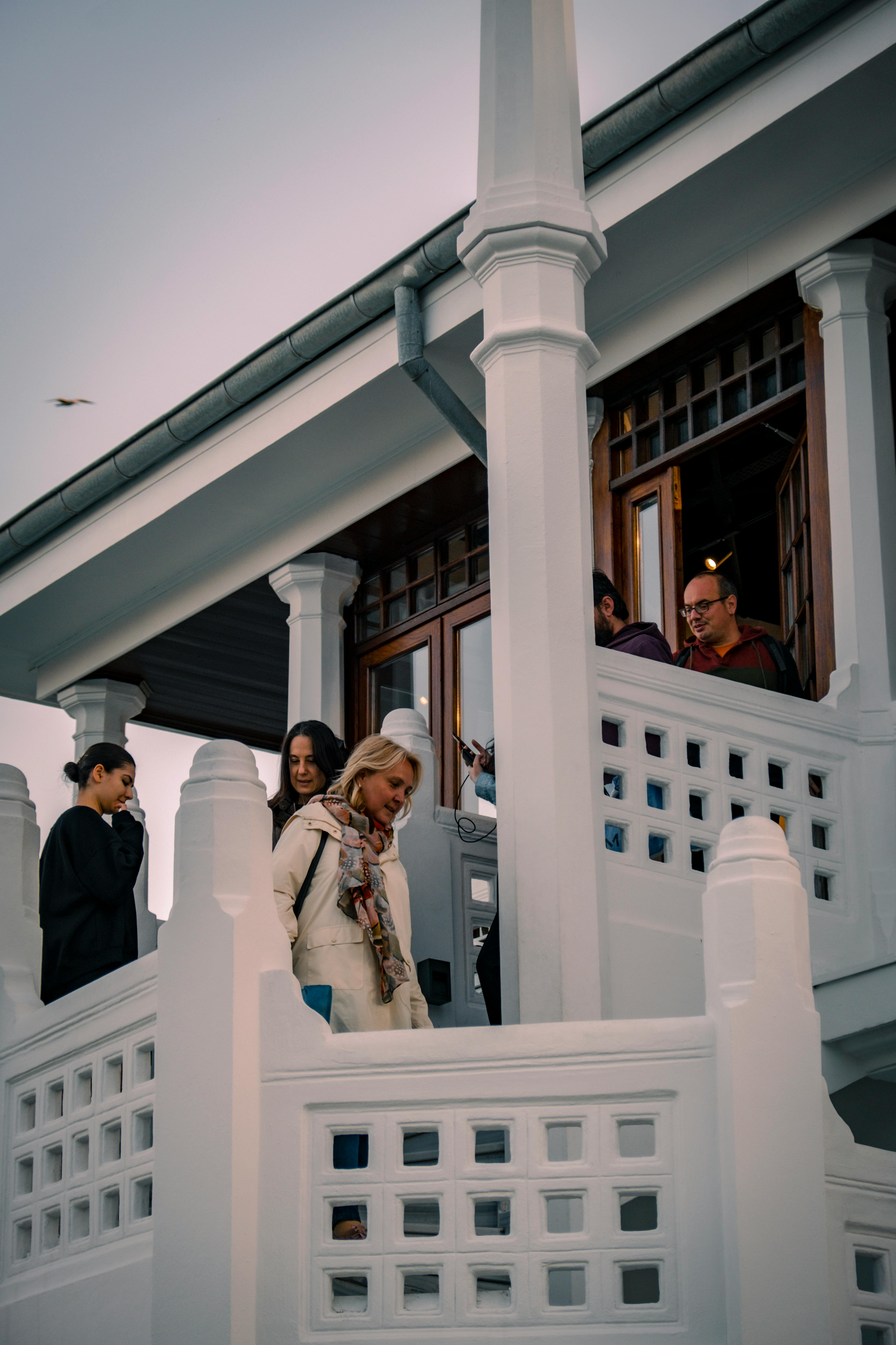 People on the staircase in front of a house | Source: Pexels