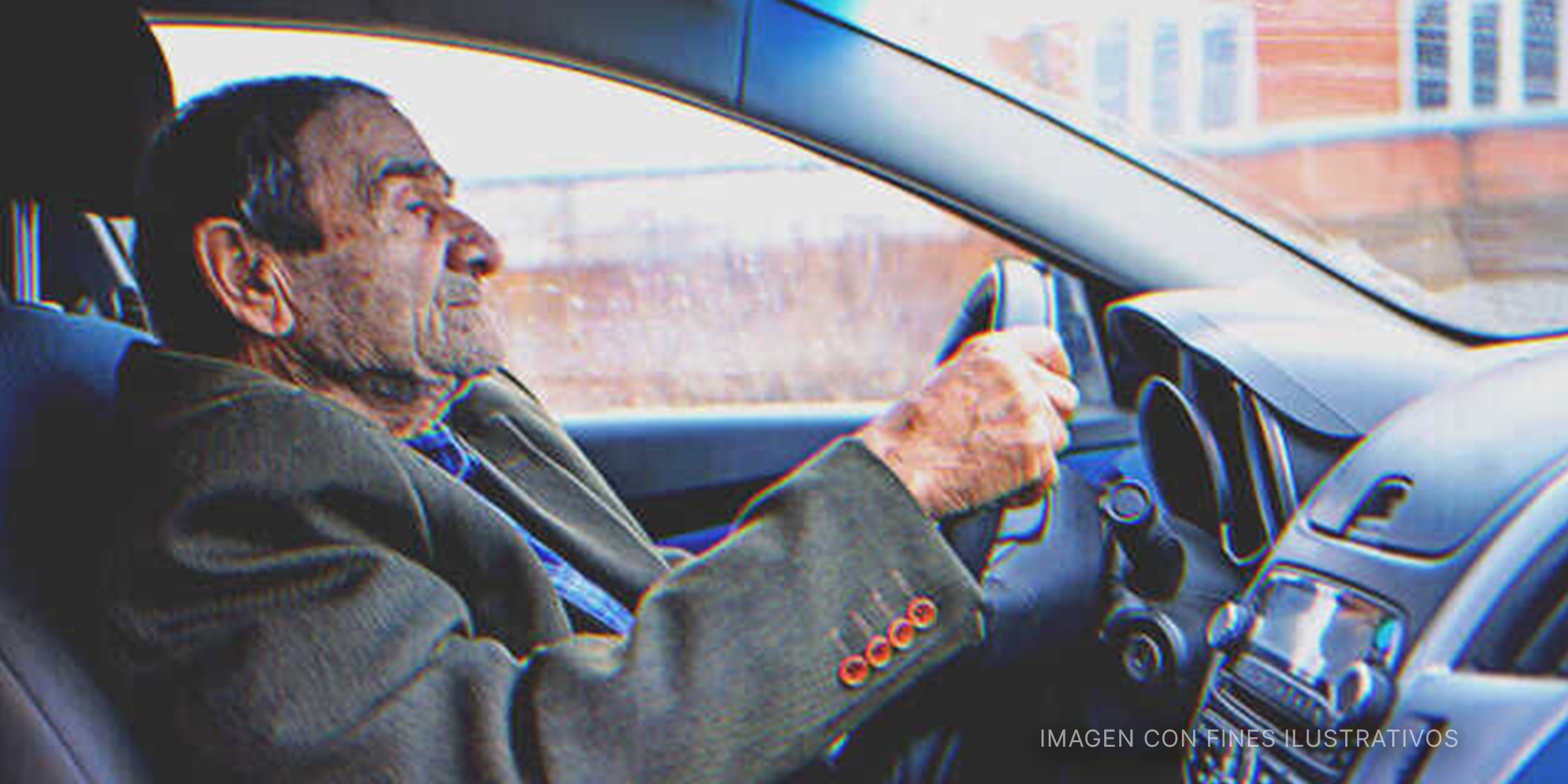 Hombre mayor frente al volante. | Foto: Shutterstock 