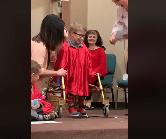 Blake recibiendo su diploma │ Imagen tomada de: Facebook / Team Blake Blake recibiendo su diploma │ Imagen tomada de: Facebook / Team Blake