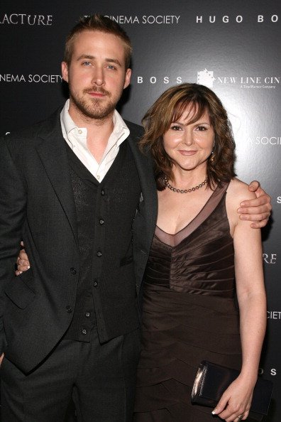 Ryan Gosling mit seiner Mutter Donna | Quelle: Getty Images